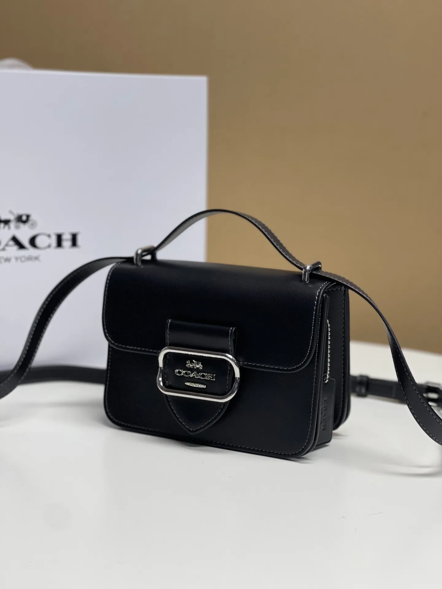 Batch 440💰coach/Coach new model The latest new product in August Model CL416 Morgan series is a must-have for Valentine’s Day gifts. Exquisite, compact and playful. Wear-resistant and scratch-resistant. The built-in compartment can accommodate a variety of personal belongings. Girls don’t have to worry about their belongings when going out. The shoulder strap can be adjusted diagonally or on one shoulder. Super practical