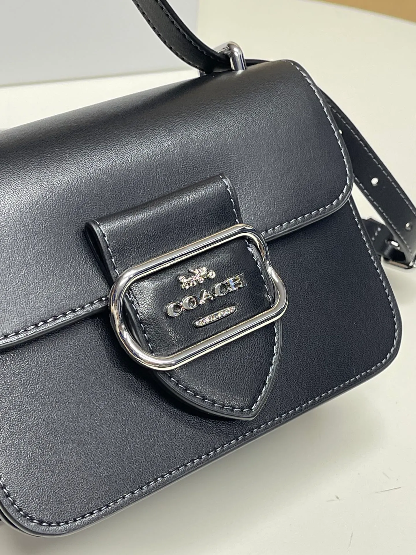 Batch 440💰coach/Coach new model The latest new product in August Model CL416 Morgan series is a must-have for Valentine’s Day gifts. Exquisite, compact and playful. Wear-resistant and scratch-resistant. The built-in compartment can accommodate a variety of personal belongings. Girls don’t have to worry about their belongings when going out. The shoulder strap can be adjusted diagonally or on one shoulder. Super practical