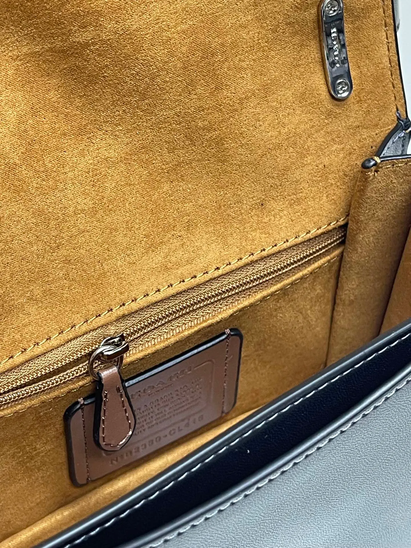 Batch 440💰coach/Coach new model The latest new product in August Model CL416 Morgan series is a must-have for Valentine’s Day gifts. Exquisite, compact and playful. Wear-resistant and scratch-resistant. The built-in compartment can accommodate a variety of personal belongings. Girls don’t have to worry about their belongings when going out. The shoulder strap can be adjusted diagonally or on one shoulder. Super practical