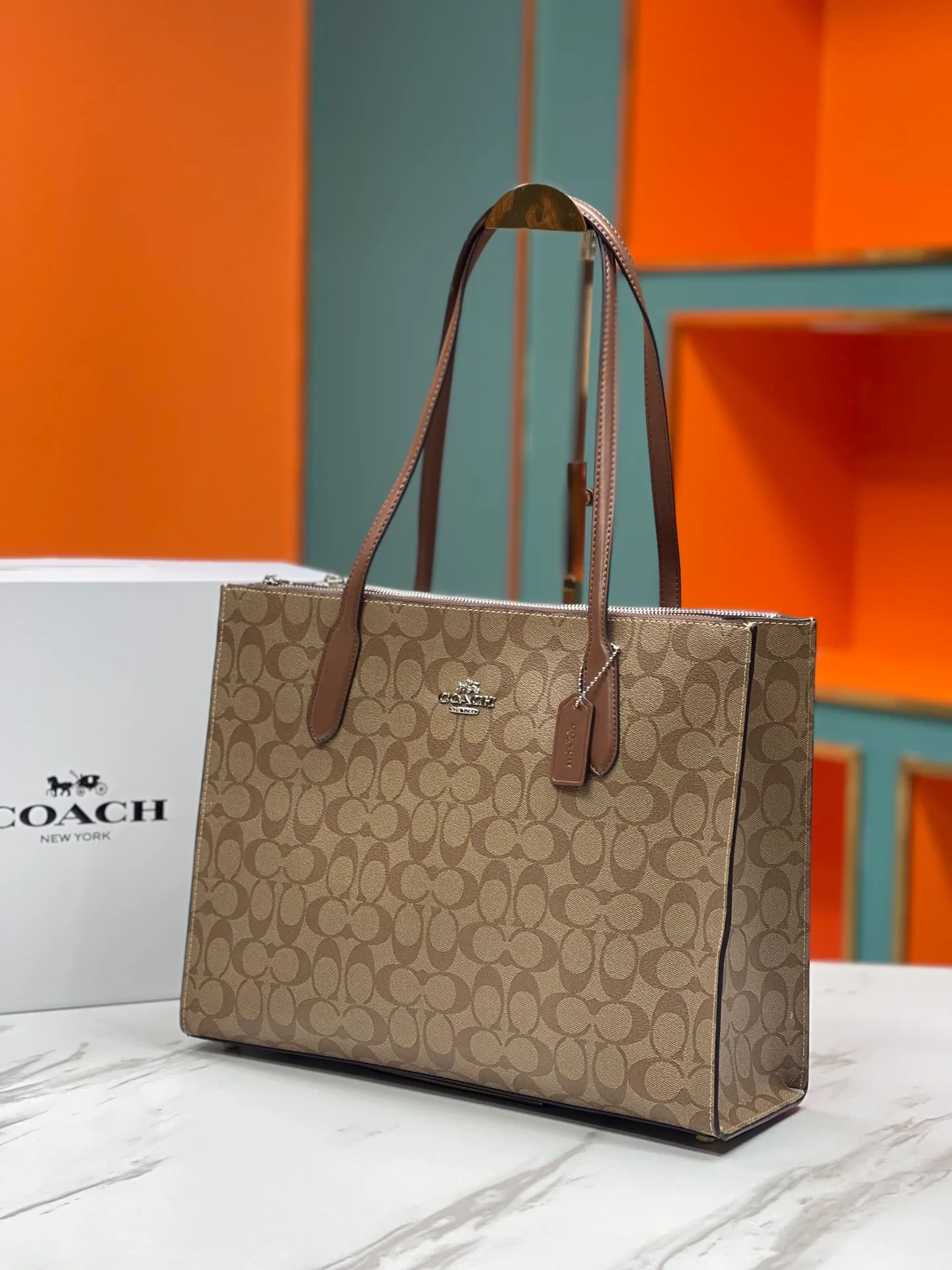 Batch 480💰COACH/Coach new model | August new product CL399. CL654Nina tote bag classic presbyopia commuting bag is suitable for Jimei commuting in the office. It is very versatile and classic. It has a large capacity and can easily accommodate all office needs. The canvas coating is scratch-resistant and wear-resistant, so you are not afraid of being easily injured! Two of the other three compartments have zippers, which facilitates the storage of items while ensuring safety. It is a truly practical tote. Size 36/28/8