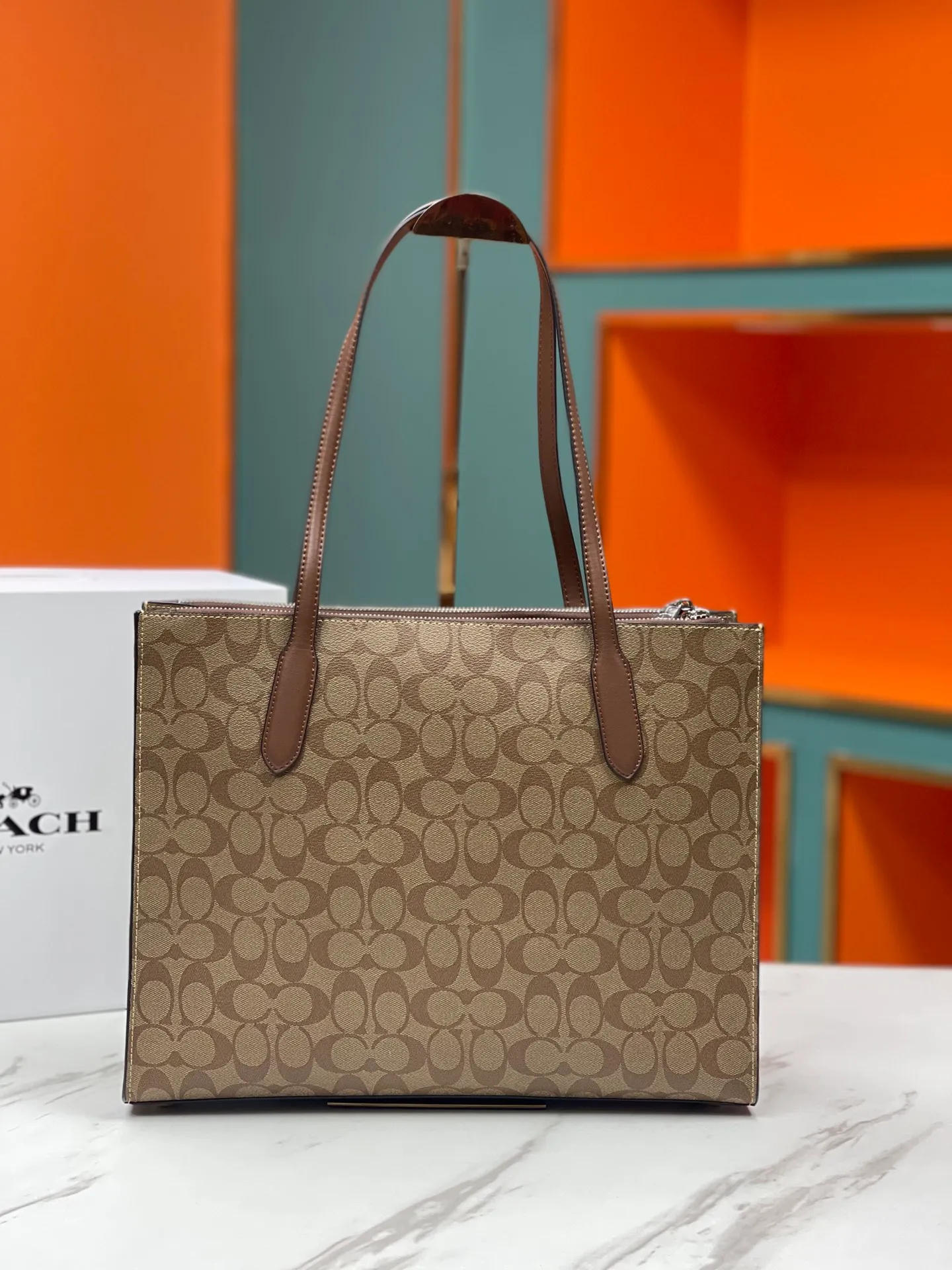 Batch 480💰COACH/Coach new model | August new product CL399. CL654Nina tote bag classic presbyopia commuting bag is suitable for Jimei commuting in the office. It is very versatile and classic. It has a large capacity and can easily accommodate all office needs. The canvas coating is scratch-resistant and wear-resistant, so you are not afraid of being easily injured! Two of the other three compartments have zippers, which facilitates the storage of items while ensuring safety. It is a truly practical tote. Size 36/28/8
