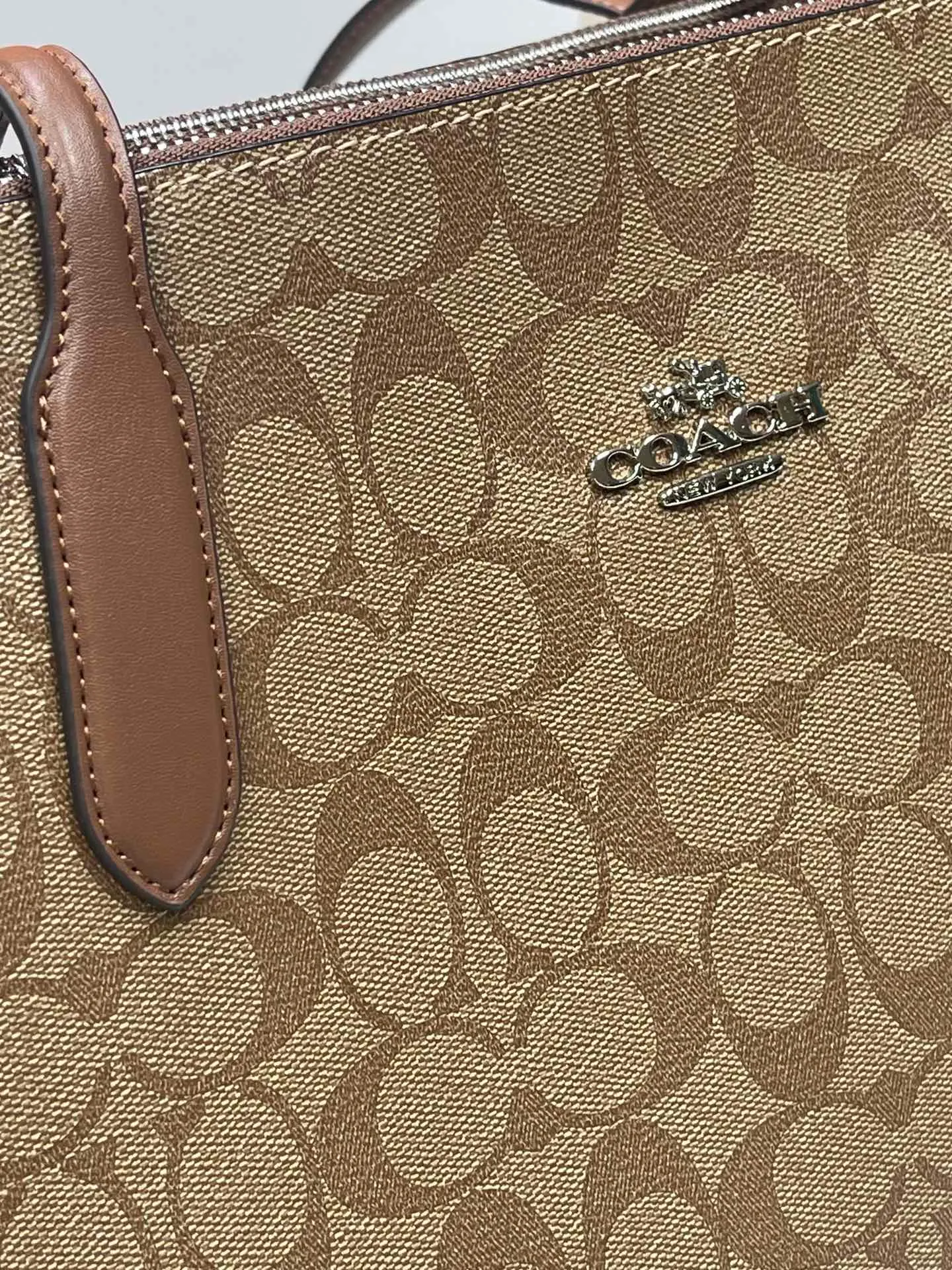 Batch 480💰COACH/Coach new model | August new product CL399. CL654Nina tote bag classic presbyopia commuting bag is suitable for Jimei commuting in the office. It is very versatile and classic. It has a large capacity and can easily accommodate all office needs. The canvas coating is scratch-resistant and wear-resistant, so you are not afraid of being easily injured! Two of the other three compartments have zippers, which facilitates the storage of items while ensuring safety. It is a truly practical tote. Size 36/28/8