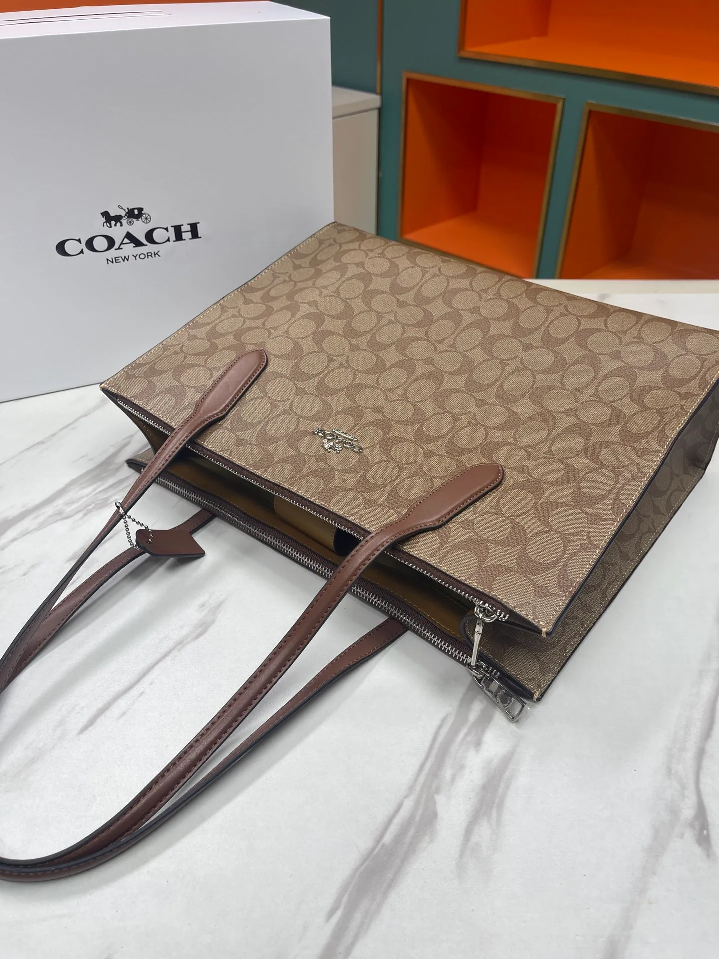 Batch 480💰COACH/Coach new model | August new product CL399. CL654Nina tote bag classic presbyopia commuting bag is suitable for Jimei commuting in the office. It is very versatile and classic. It has a large capacity and can easily accommodate all office needs. The canvas coating is scratch-resistant and wear-resistant, so you are not afraid of being easily injured! Two of the other three compartments have zippers, which facilitates the storage of items while ensuring safety. It is a truly practical tote. Size 36/28/8