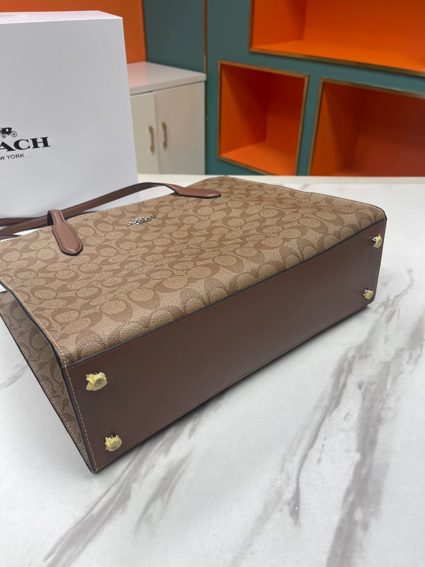 Batch 480💰COACH/Coach new model | August new product CL399. CL654Nina tote bag classic presbyopia commuting bag is suitable for Jimei commuting in the office. It is very versatile and classic. It has a large capacity and can easily accommodate all office needs. The canvas coating is scratch-resistant and wear-resistant, so you are not afraid of being easily injured! Two of the other three compartments have zippers, which facilitates the storage of items while ensuring safety. It is a truly practical tote. Size 36/28/8