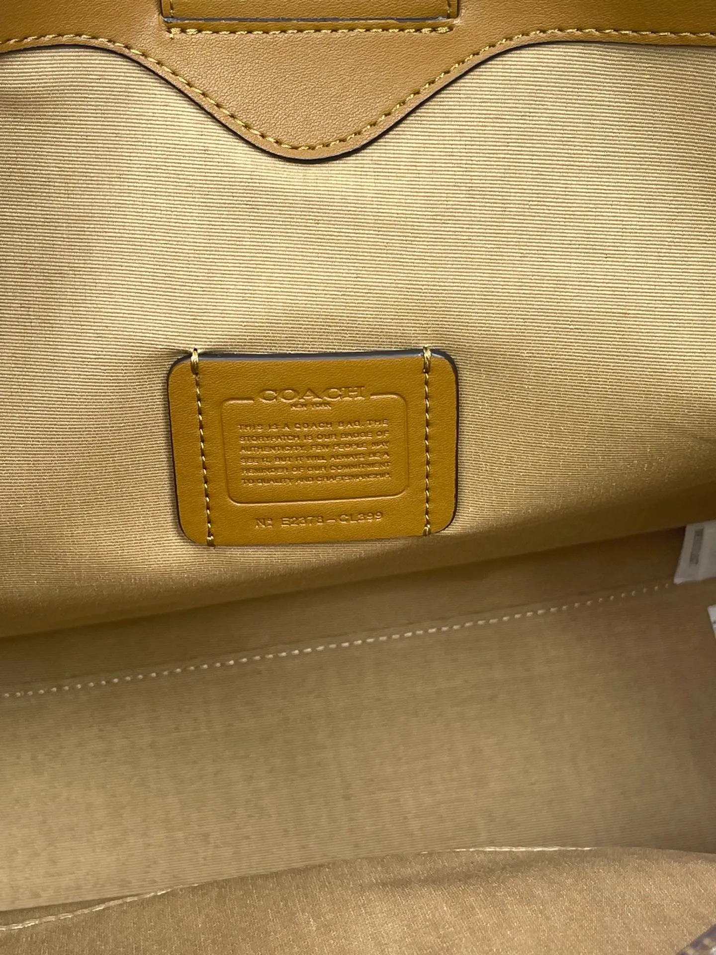 Batch 480💰COACH/Coach new model | August new product CL399. CL654Nina tote bag classic presbyopia commuting bag is suitable for Jimei commuting in the office. It is very versatile and classic. It has a large capacity and can easily accommodate all office needs. The canvas coating is scratch-resistant and wear-resistant, so you are not afraid of being easily injured! Two of the other three compartments have zippers, which facilitates the storage of items while ensuring safety. It is a truly practical tote. Size 36/28/8