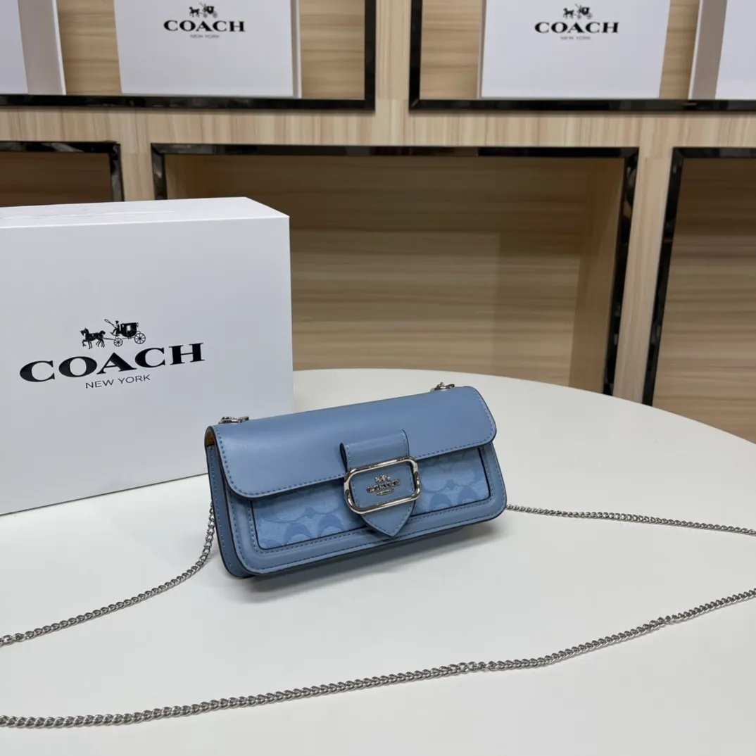 Top original order, batch 420💰New chain bag model CF150🚀Morgan series iron chain crossbody. My favorite small and portable iron chain bag. It is enough to carry small things when going out, and there is no problem with mobile phones. Matching: This version plus this color matching, it can be matched with anything. Versatile style! You can’t go wrong with anything. Small and cute. Chain: This is a chain shoulder strap, which can be changed at will, either long and cross-body, or short on the side. You can also use it as an evening bag without the shoulder strap. It’s so beautiful and versatile ~ Size: 20*10*4.5.