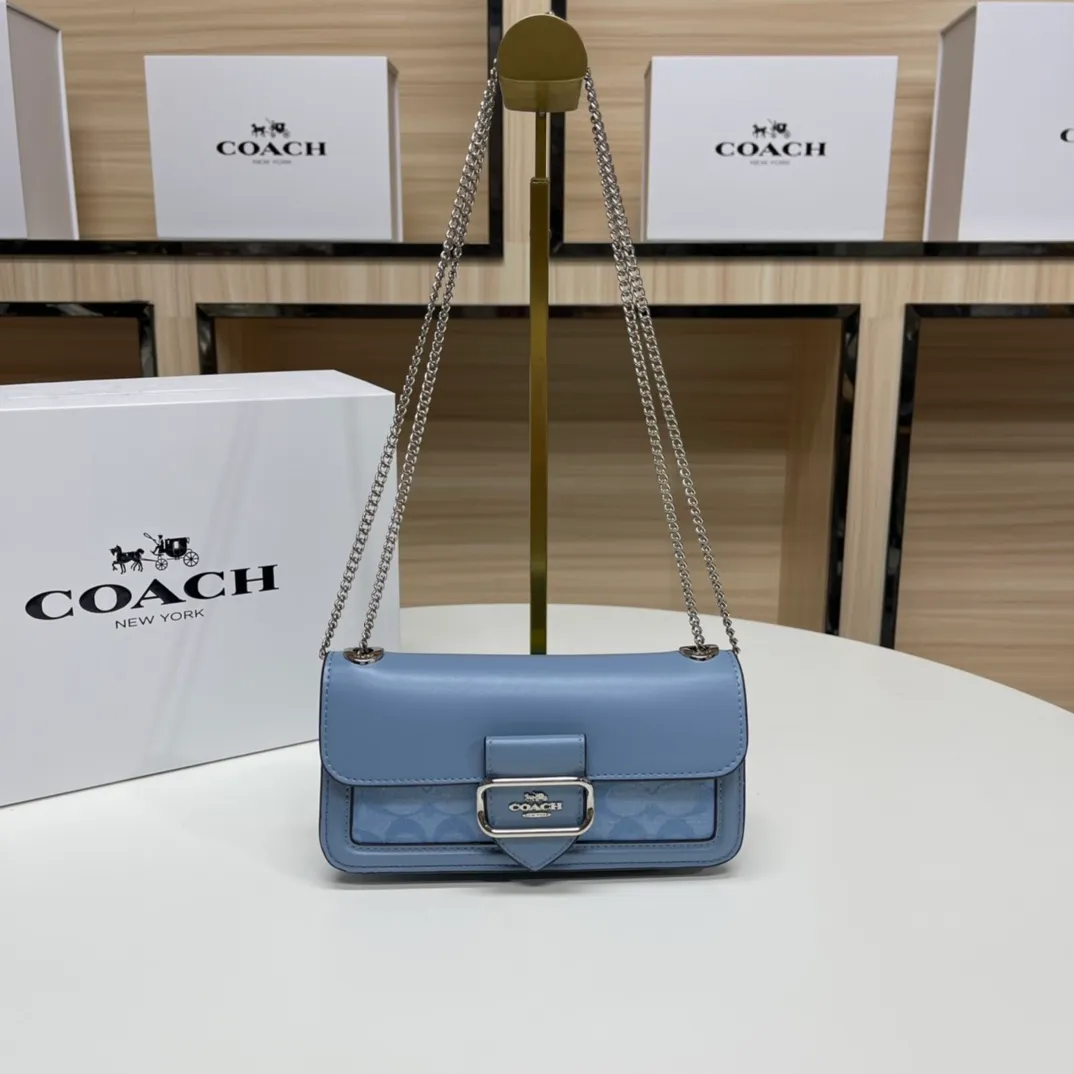Top original order, batch 420💰New chain bag model CF150🚀Morgan series iron chain crossbody. My favorite small and portable iron chain bag. It is enough to carry small things when going out, and there is no problem with mobile phones. Matching: This version plus this color matching, it can be matched with anything. Versatile style! You can’t go wrong with anything. Small and cute. Chain: This is a chain shoulder strap, which can be changed at will, either long and cross-body, or short on the side. You can also use it as an evening bag without the shoulder strap. It’s so beautiful and versatile ~ Size: 20*10*4.5.