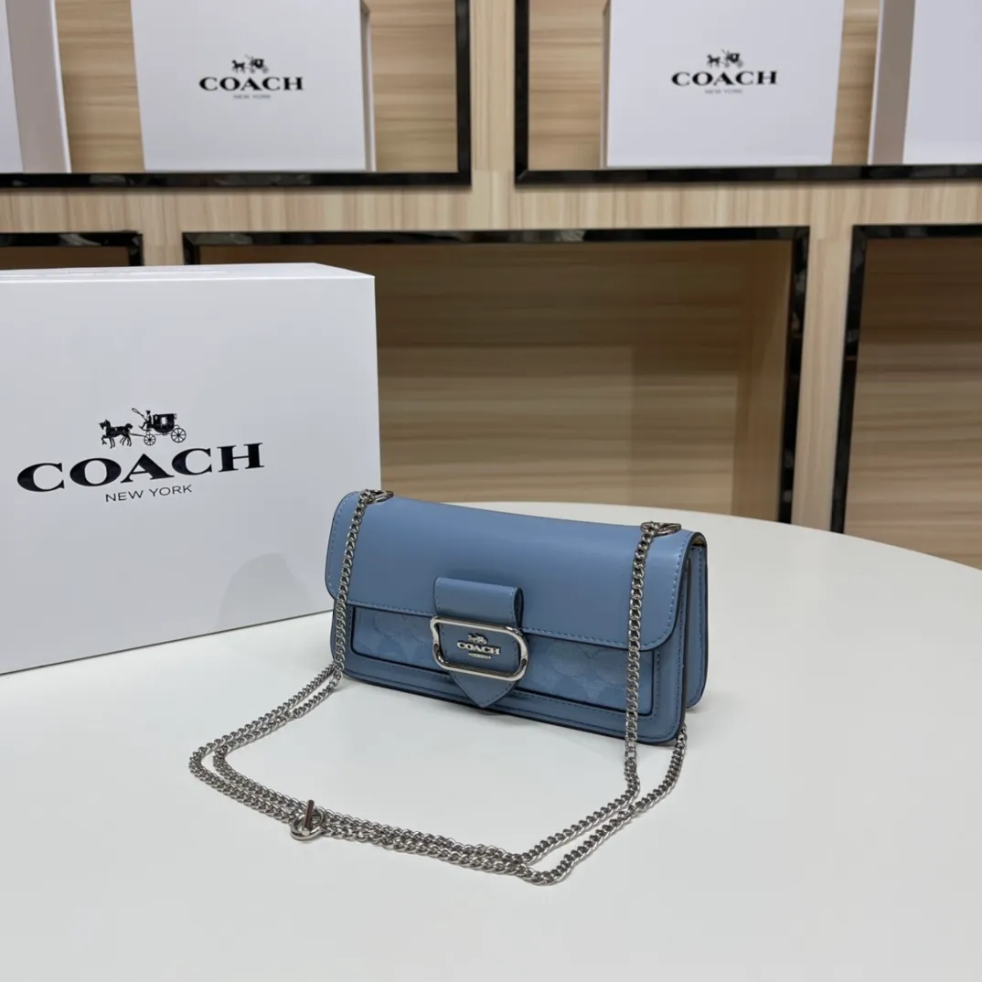 Top original order, batch 420💰New chain bag model CF150🚀Morgan series iron chain crossbody. My favorite small and portable iron chain bag. It is enough to carry small things when going out, and there is no problem with mobile phones. Matching: This version plus this color matching, it can be matched with anything. Versatile style! You can’t go wrong with anything. Small and cute. Chain: This is a chain shoulder strap, which can be changed at will, either long and cross-body, or short on the side. You can also use it as an evening bag without the shoulder strap. It’s so beautiful and versatile ~ Size: 20*10*4.5.