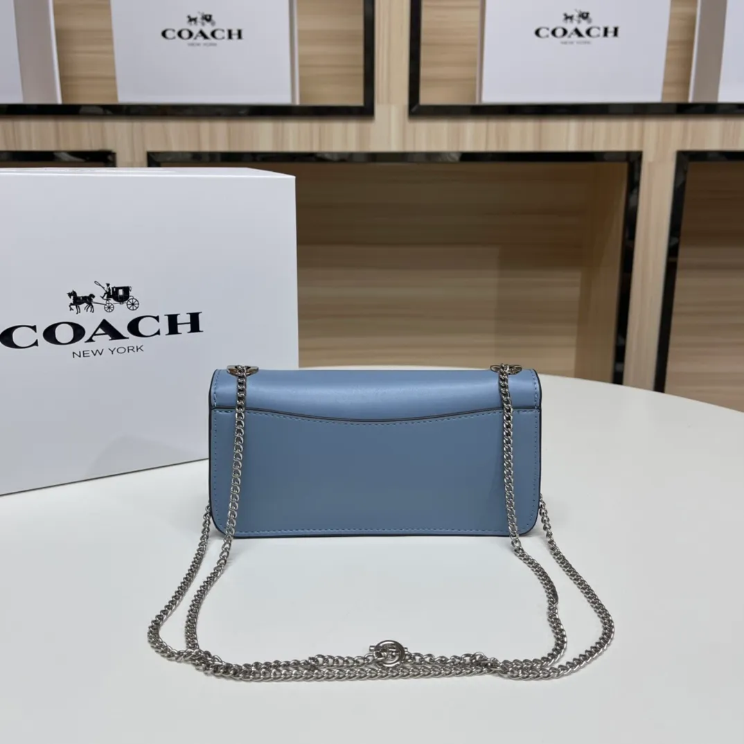 Top original order, batch 420💰New chain bag model CF150🚀Morgan series iron chain crossbody. My favorite small and portable iron chain bag. It is enough to carry small things when going out, and there is no problem with mobile phones. Matching: This version plus this color matching, it can be matched with anything. Versatile style! You can’t go wrong with anything. Small and cute. Chain: This is a chain shoulder strap, which can be changed at will, either long and cross-body, or short on the side. You can also use it as an evening bag without the shoulder strap. It’s so beautiful and versatile ~ Size: 20*10*4.5.