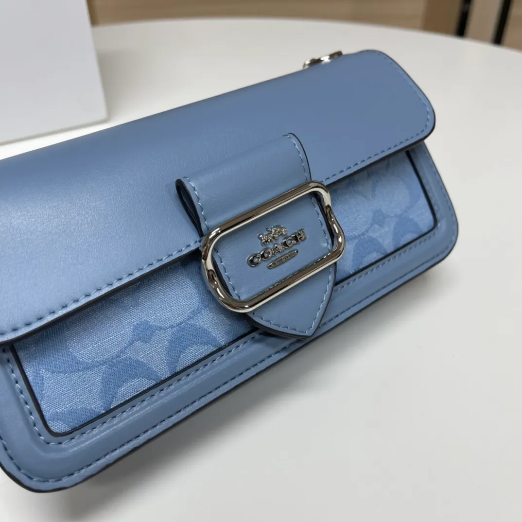 Top original order, batch 420💰New chain bag model CF150🚀Morgan series iron chain crossbody. My favorite small and portable iron chain bag. It is enough to carry small things when going out, and there is no problem with mobile phones. Matching: This version plus this color matching, it can be matched with anything. Versatile style! You can’t go wrong with anything. Small and cute. Chain: This is a chain shoulder strap, which can be changed at will, either long and cross-body, or short on the side. You can also use it as an evening bag without the shoulder strap. It’s so beautiful and versatile ~ Size: 20*10*4.5.