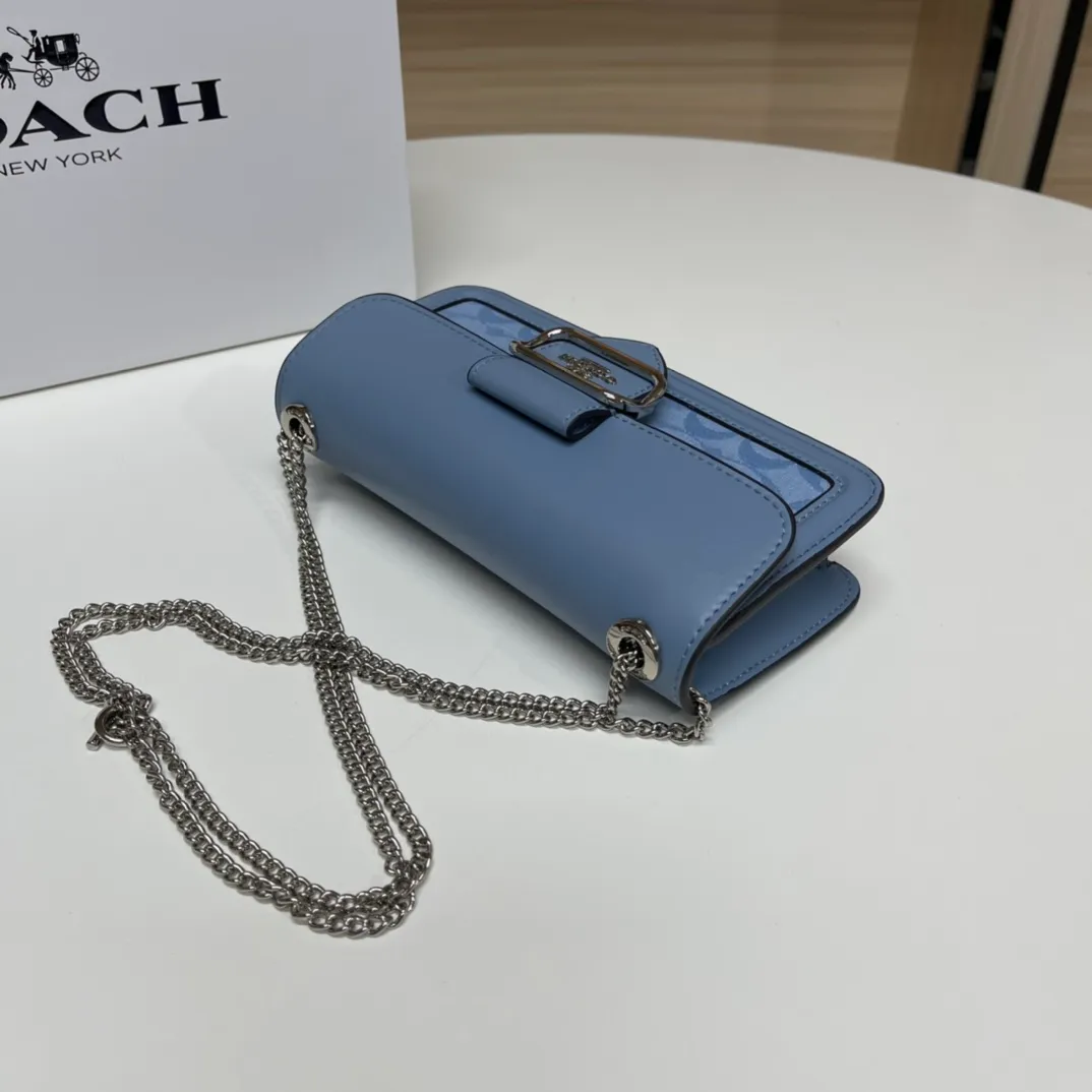 Top original order, batch 420💰New chain bag model CF150🚀Morgan series iron chain crossbody. My favorite small and portable iron chain bag. It is enough to carry small things when going out, and there is no problem with mobile phones. Matching: This version plus this color matching, it can be matched with anything. Versatile style! You can’t go wrong with anything. Small and cute. Chain: This is a chain shoulder strap, which can be changed at will, either long and cross-body, or short on the side. You can also use it as an evening bag without the shoulder strap. It’s so beautiful and versatile ~ Size: 20*10*4.5.