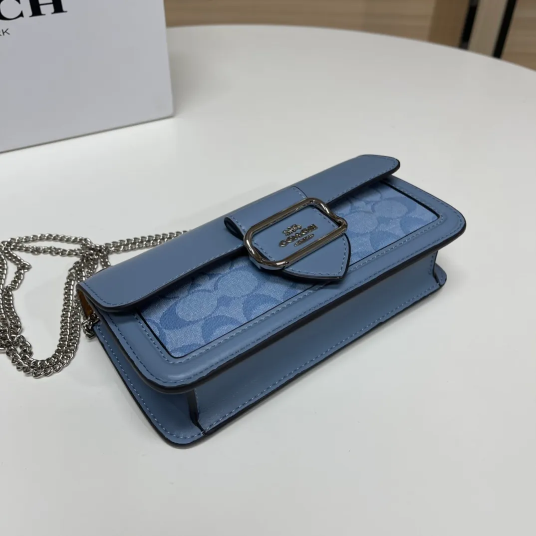 Top original order, batch 420💰New chain bag model CF150🚀Morgan series iron chain crossbody. My favorite small and portable iron chain bag. It is enough to carry small things when going out, and there is no problem with mobile phones. Matching: This version plus this color matching, it can be matched with anything. Versatile style! You can’t go wrong with anything. Small and cute. Chain: This is a chain shoulder strap, which can be changed at will, either long and cross-body, or short on the side. You can also use it as an evening bag without the shoulder strap. It’s so beautiful and versatile ~ Size: 20*10*4.5.