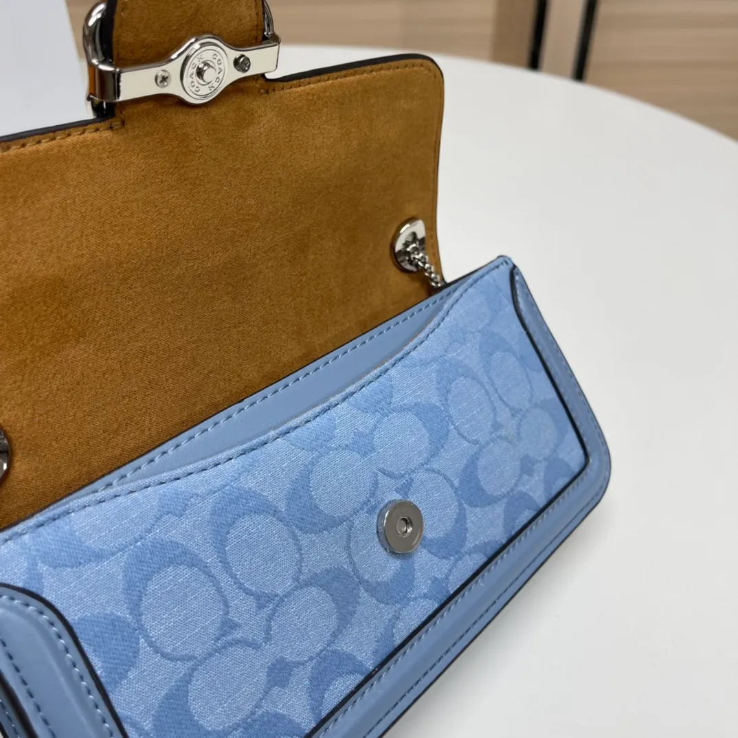 Top original order, batch 420💰New chain bag model CF150🚀Morgan series iron chain crossbody. My favorite small and portable iron chain bag. It is enough to carry small things when going out, and there is no problem with mobile phones. Matching: This version plus this color matching, it can be matched with anything. Versatile style! You can’t go wrong with anything. Small and cute. Chain: This is a chain shoulder strap, which can be changed at will, either long and cross-body, or short on the side. You can also use it as an evening bag without the shoulder strap. It’s so beautiful and versatile ~ Size: 20*10*4.5.