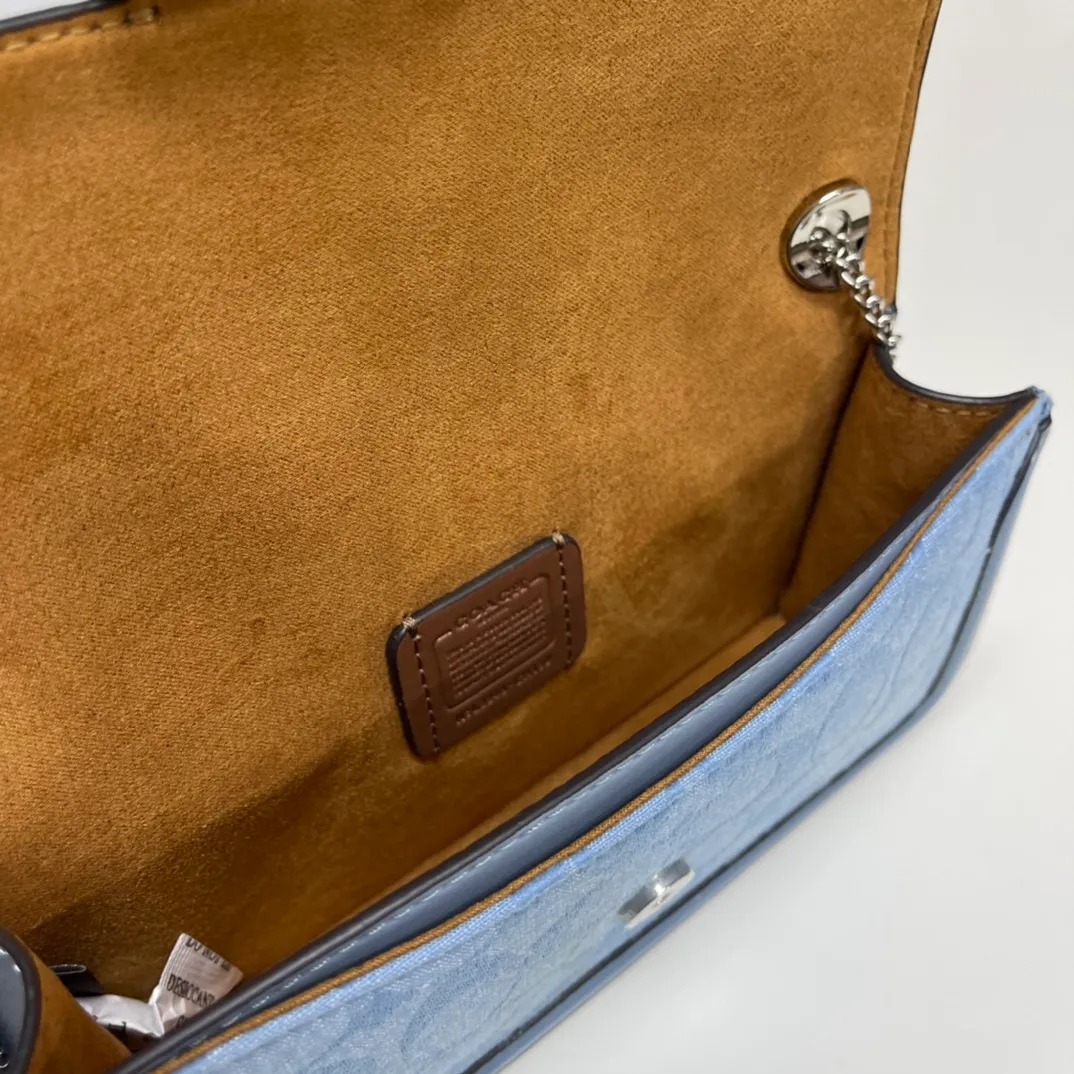 Top original order, batch 420💰New chain bag model CF150🚀Morgan series iron chain crossbody. My favorite small and portable iron chain bag. It is enough to carry small things when going out, and there is no problem with mobile phones. Matching: This version plus this color matching, it can be matched with anything. Versatile style! You can’t go wrong with anything. Small and cute. Chain: This is a chain shoulder strap, which can be changed at will, either long and cross-body, or short on the side. You can also use it as an evening bag without the shoulder strap. It’s so beautiful and versatile ~ Size: 20*10*4.5.