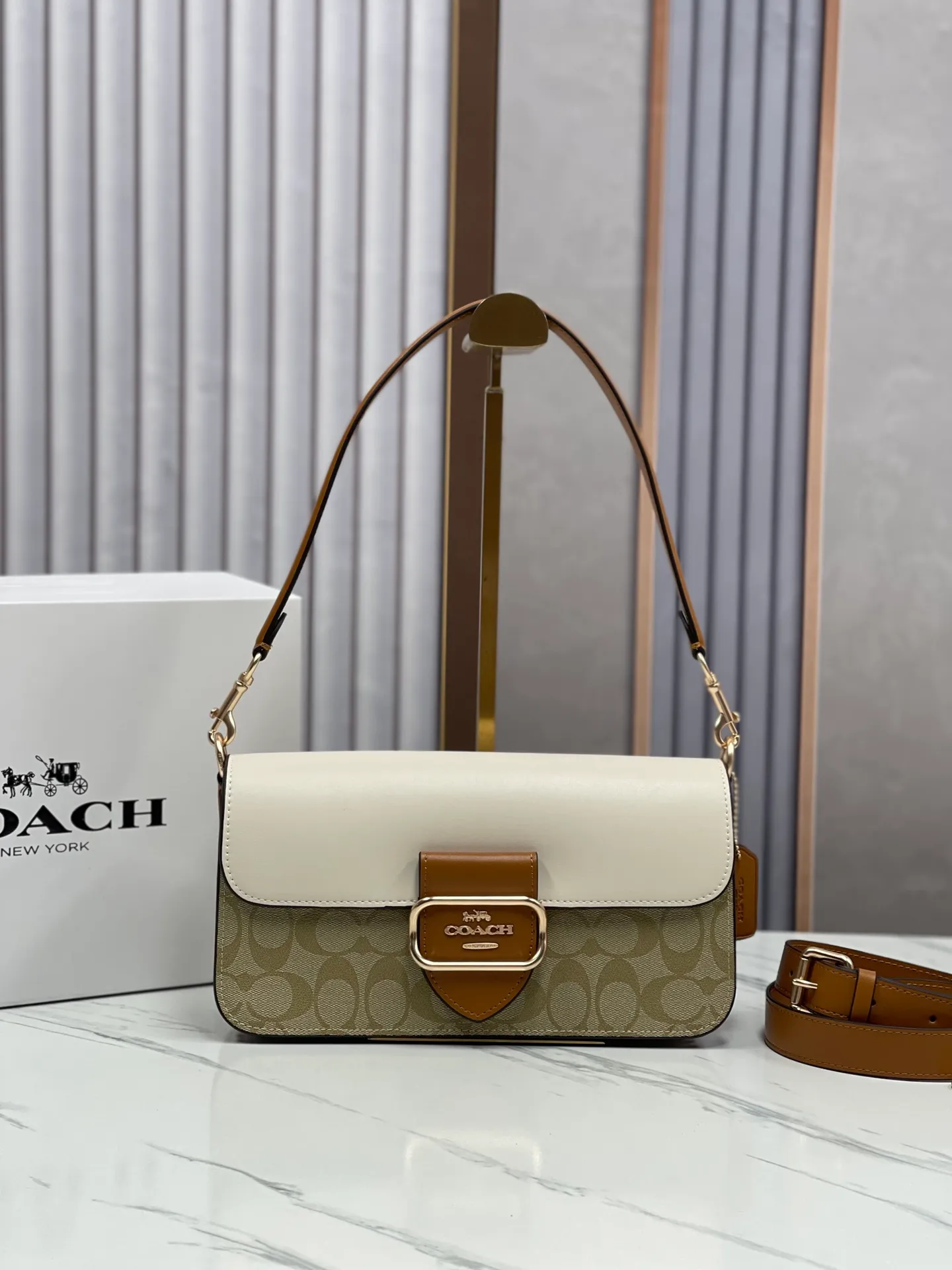 Top original order, batch 480💰New model at Coach counter, model CR332 Morgan underarm bag milk tea color matching Morgan underarm bag milk tea splicing design ~ two different shades of logo canvas coating, color matching more refined and layered, elegant and generous ~ visually very harmonious and versatile^^ Whether it is for personal use or as a gift, I love it!!! It is the most fashionable, versatile and will not go out of style. Size 26/15/8