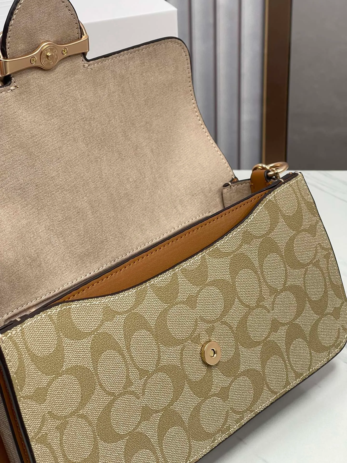 Top original order, batch 480💰New model at Coach counter, model CR332 Morgan underarm bag milk tea color matching Morgan underarm bag milk tea splicing design ~ two different shades of logo canvas coating, color matching more refined and layered, elegant and generous ~ visually very harmonious and versatile^^ Whether it is for personal use or as a gift, I love it!!! It is the most fashionable, versatile and will not go out of style. Size 26/15/8