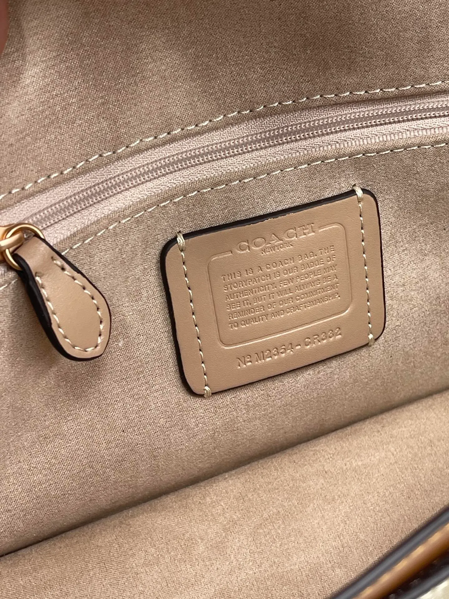 Top original order, batch 480💰New model at Coach counter, model CR332 Morgan underarm bag milk tea color matching Morgan underarm bag milk tea splicing design ~ two different shades of logo canvas coating, color matching more refined and layered, elegant and generous ~ visually very harmonious and versatile^^ Whether it is for personal use or as a gift, I love it!!! It is the most fashionable, versatile and will not go out of style. Size 26/15/8