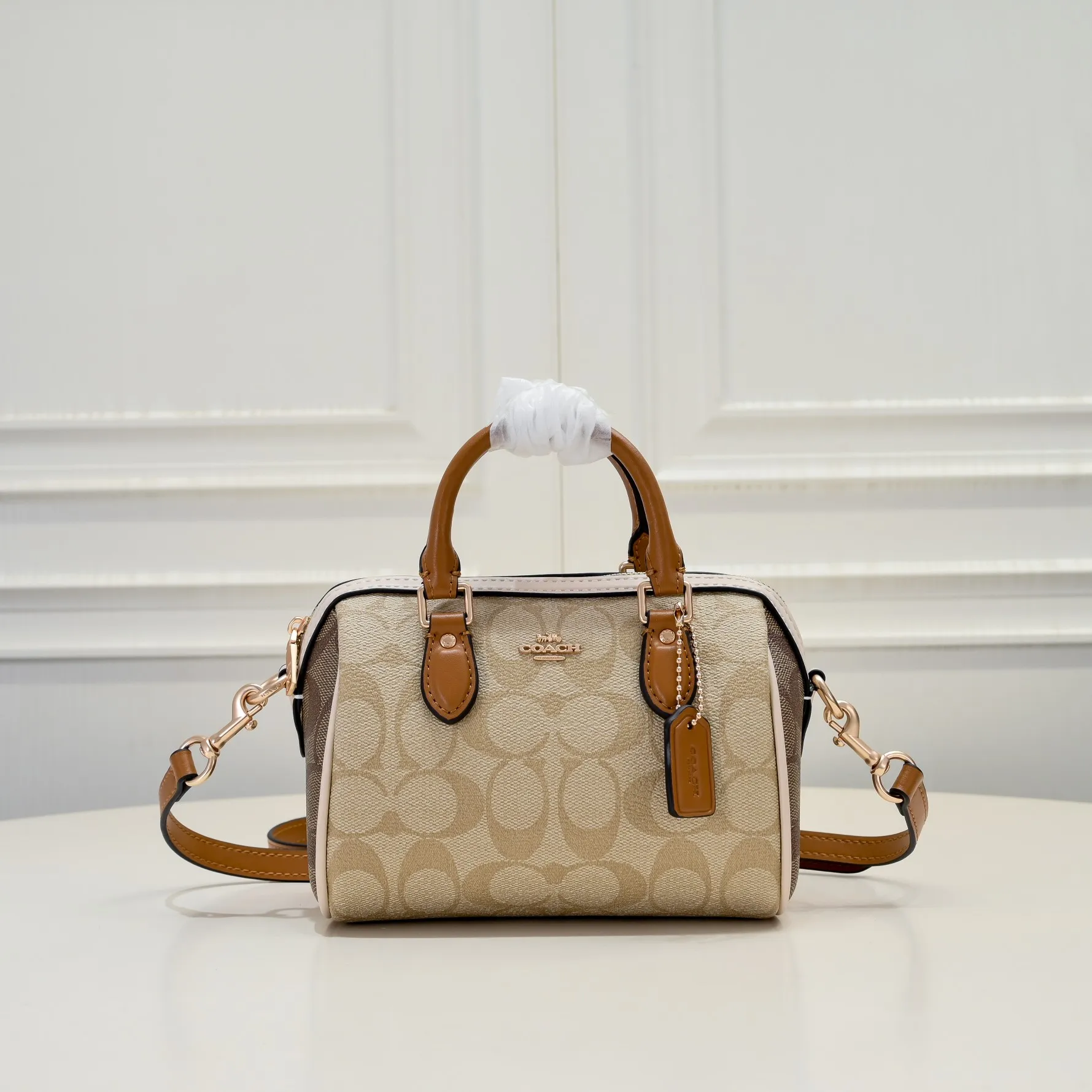 P340 [Top original order] The new Coach small size Boston CR244 milk tea new color is so beautiful and exquisite! Moreover, the Boston bag shape is particularly versatile! The presbyopic color-blocking design is classic and eye-catching! Size:17.5*12*10cm