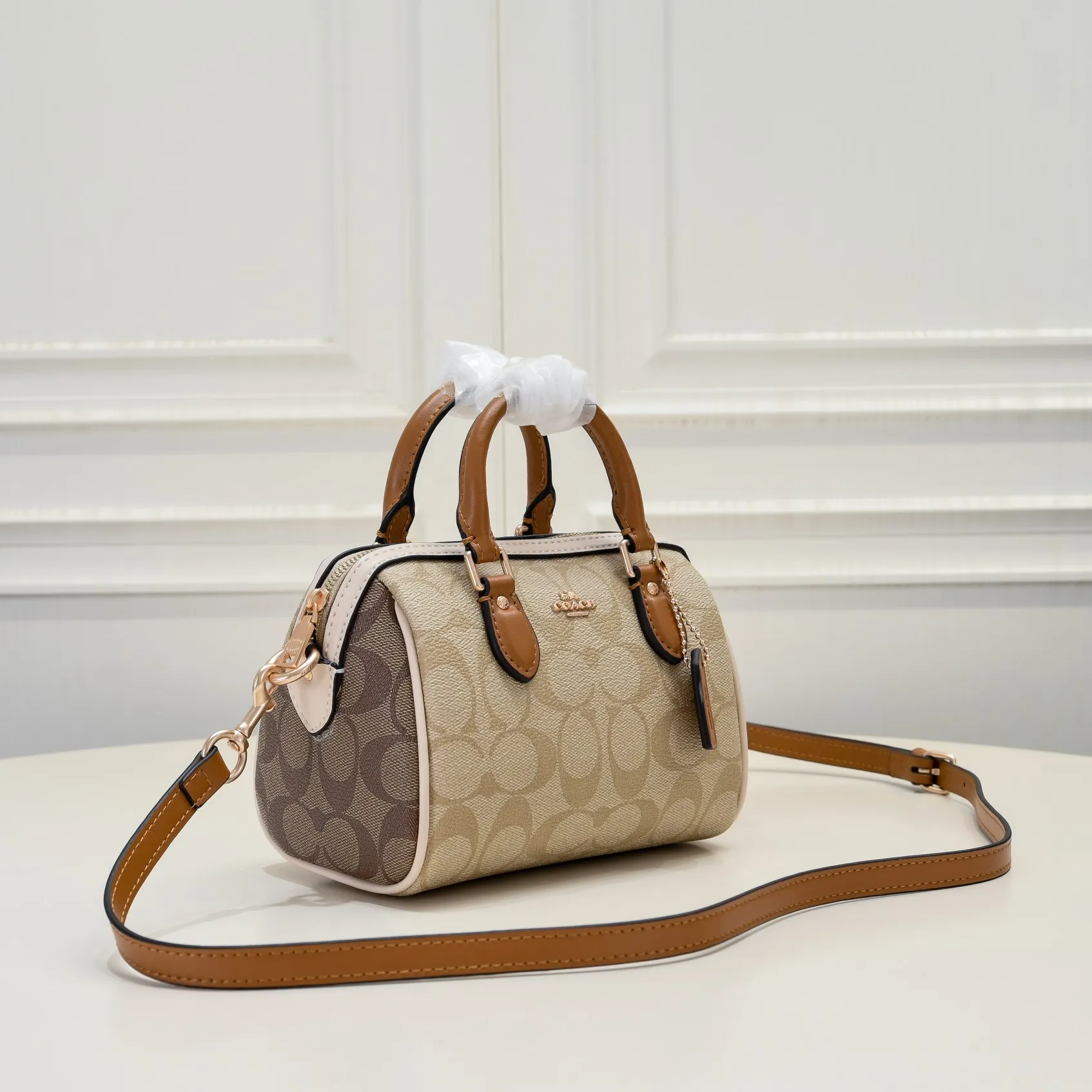 P340 [Top original order] The new Coach small size Boston CR244 milk tea new color is so beautiful and exquisite! Moreover, the Boston bag shape is particularly versatile! The presbyopic color-blocking design is classic and eye-catching! Size:17.5*12*10cm