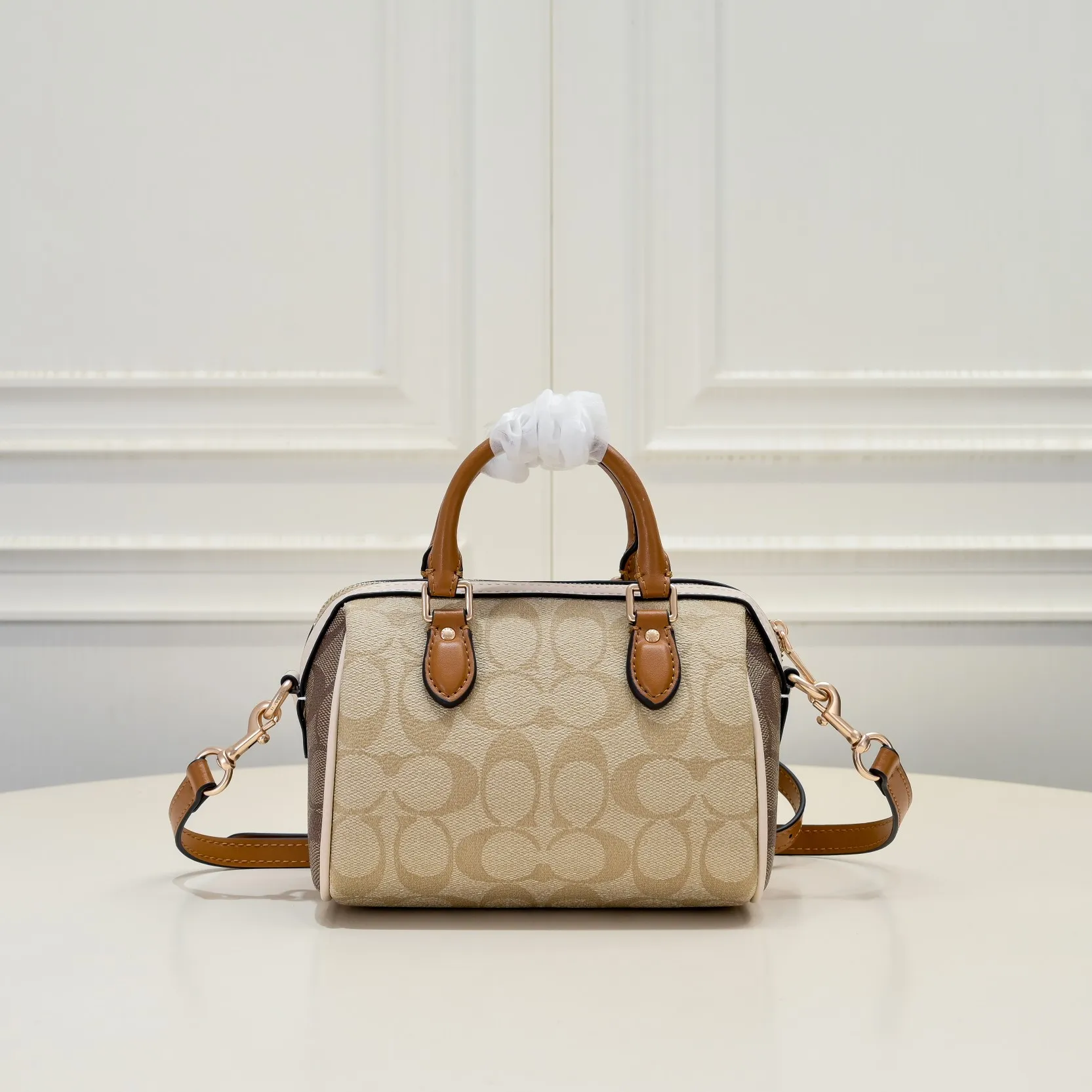 P340 [Top original order] The new Coach small size Boston CR244 milk tea new color is so beautiful and exquisite! Moreover, the Boston bag shape is particularly versatile! The presbyopic color-blocking design is classic and eye-catching! Size:17.5*12*10cm