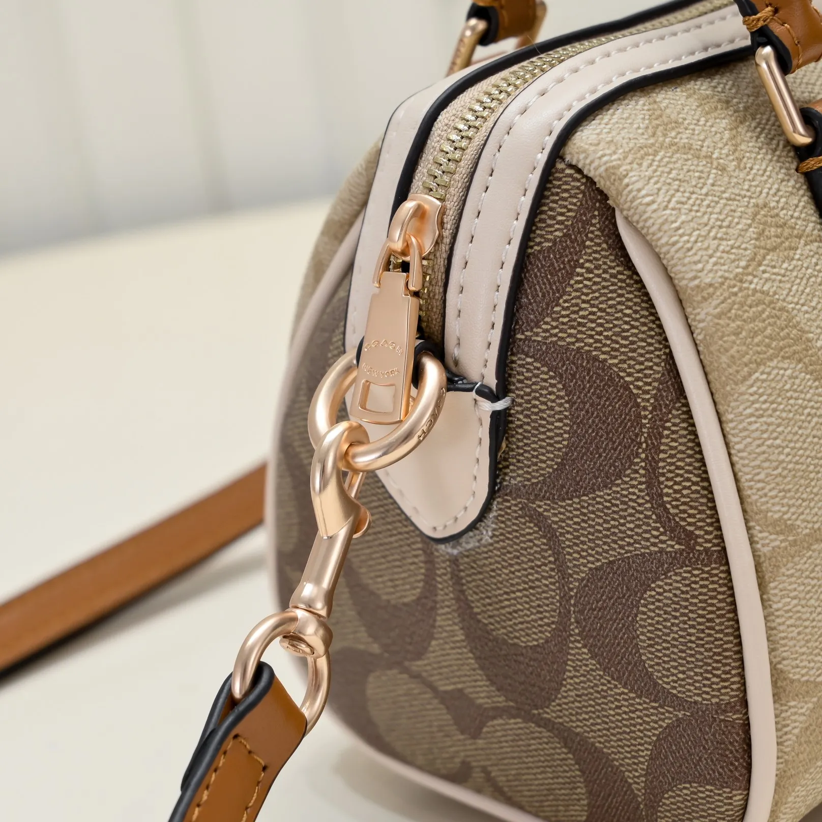 P340 [Top original order] The new Coach small size Boston CR244 milk tea new color is so beautiful and exquisite! Moreover, the Boston bag shape is particularly versatile! The presbyopic color-blocking design is classic and eye-catching! Size:17.5*12*10cm