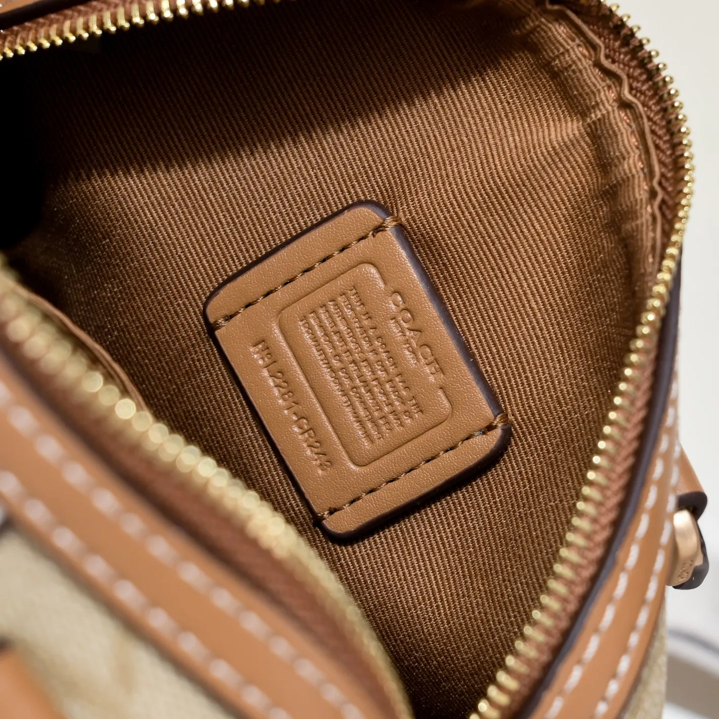 P340 [Top original order] The new Coach small size Boston CR244 milk tea new color is so beautiful and exquisite! Moreover, the Boston bag shape is particularly versatile! The presbyopic color-blocking design is classic and eye-catching! Size:17.5*12*10cm