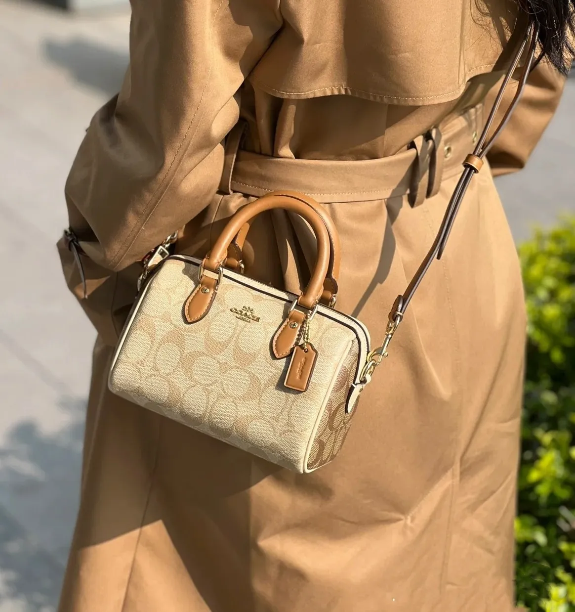 P340 [Top original order] The new Coach small size Boston CR244 milk tea new color is so beautiful and exquisite! Moreover, the Boston bag shape is particularly versatile! The presbyopic color-blocking design is classic and eye-catching! Size:17.5*12*10cm