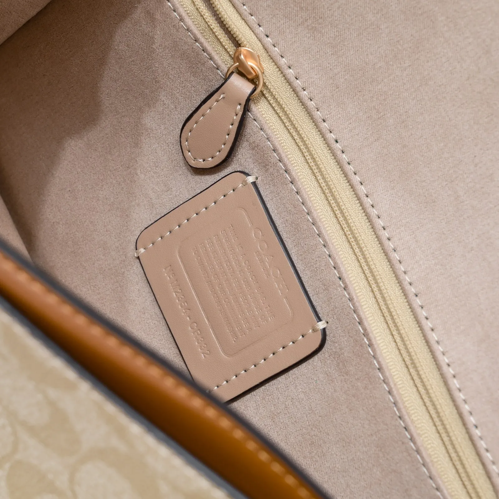 The new COACH MORGAN classic one-shoulder cross-body underarm bag CR332 milk tea splicing design ~ two different shades of presbyopic fabrics, exquisite and layered, elegant and generous ~ visually very harmonious and versatile! Size:26.5*6.5*14cm