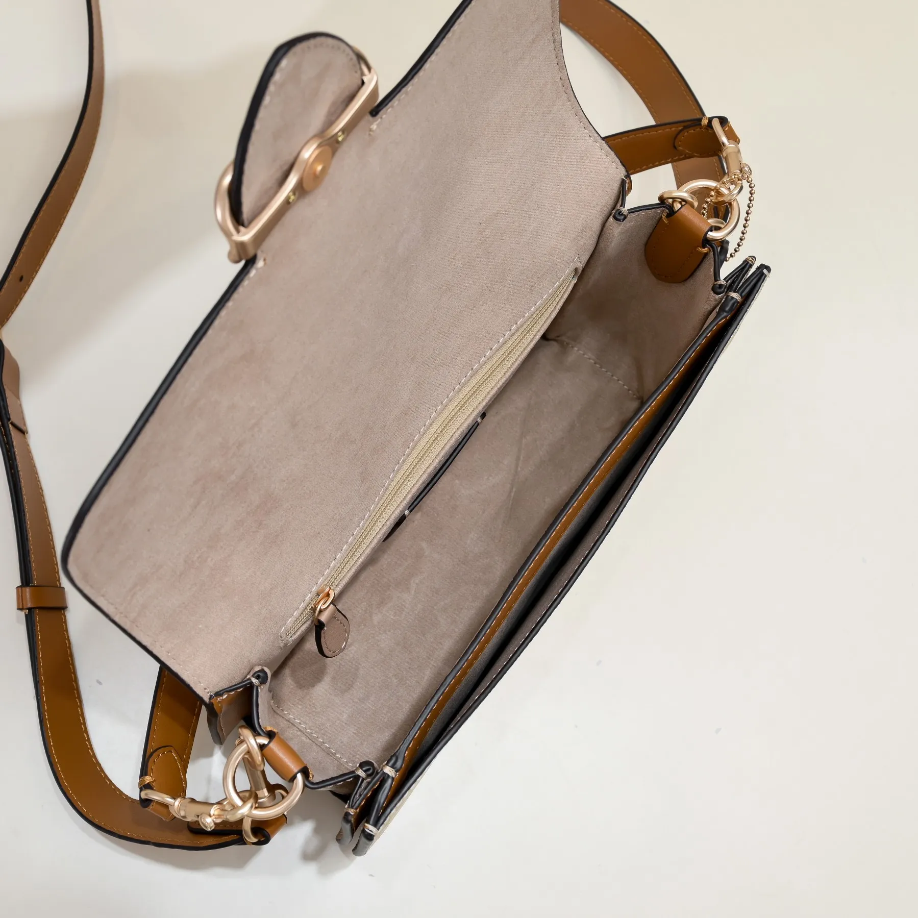 The new COACH MORGAN classic one-shoulder cross-body underarm bag CR332 milk tea splicing design ~ two different shades of presbyopic fabrics, exquisite and layered, elegant and generous ~ visually very harmonious and versatile! Size:26.5*6.5*14cm