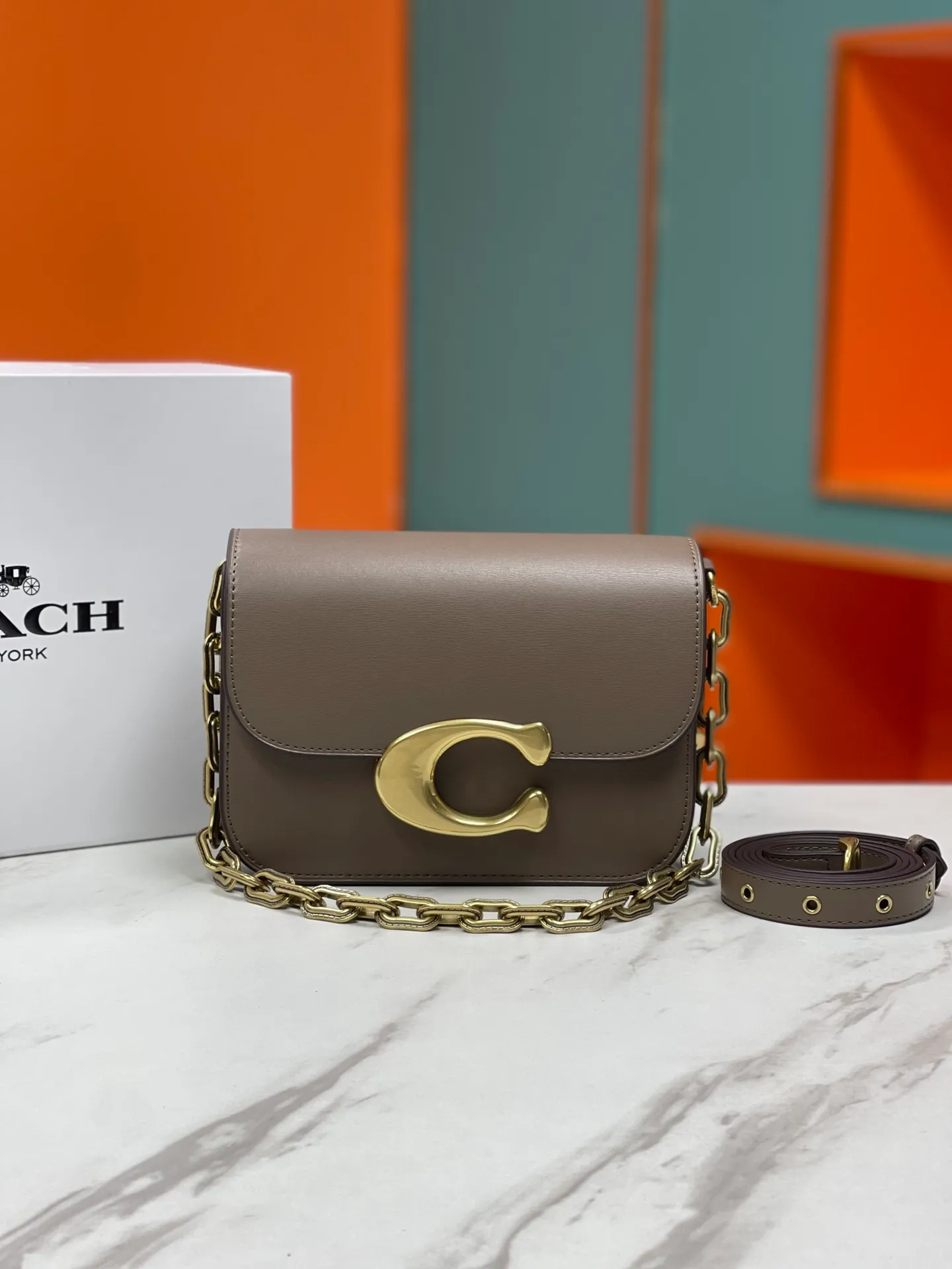Top original order batch 580💃Coach’s latest crossbody bag💐 model CM587. The shoulder strap design has a full score of 100. The leather detachable shoulder strap is also equipped with a retro old chain + leather shoulder strap. The big brand logo C is particularly obvious. The accordion-style compartment is lined with three large compartments of Napa sheepskin and a zipper compartment. The texture is very good! #coach新的 #chain包 Size 21CM