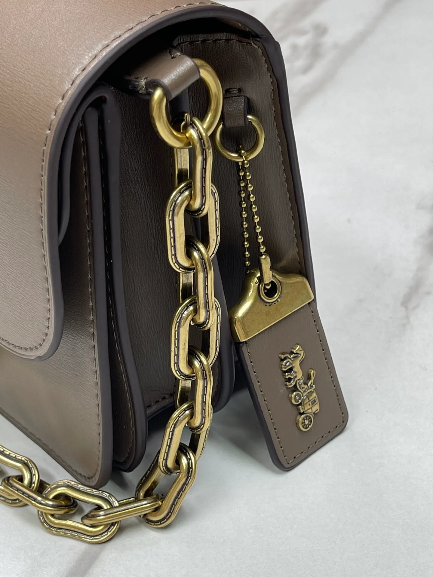 Top original order batch 580💃Coach’s latest crossbody bag💐 model CM587. The shoulder strap design has a full score of 100. The leather detachable shoulder strap is also equipped with a retro old chain + leather shoulder strap. The big brand logo C is particularly obvious. The accordion-style compartment is lined with three large compartments of Napa sheepskin and a zipper compartment. The texture is very good! #coach新的 #chain包 Size 21CM