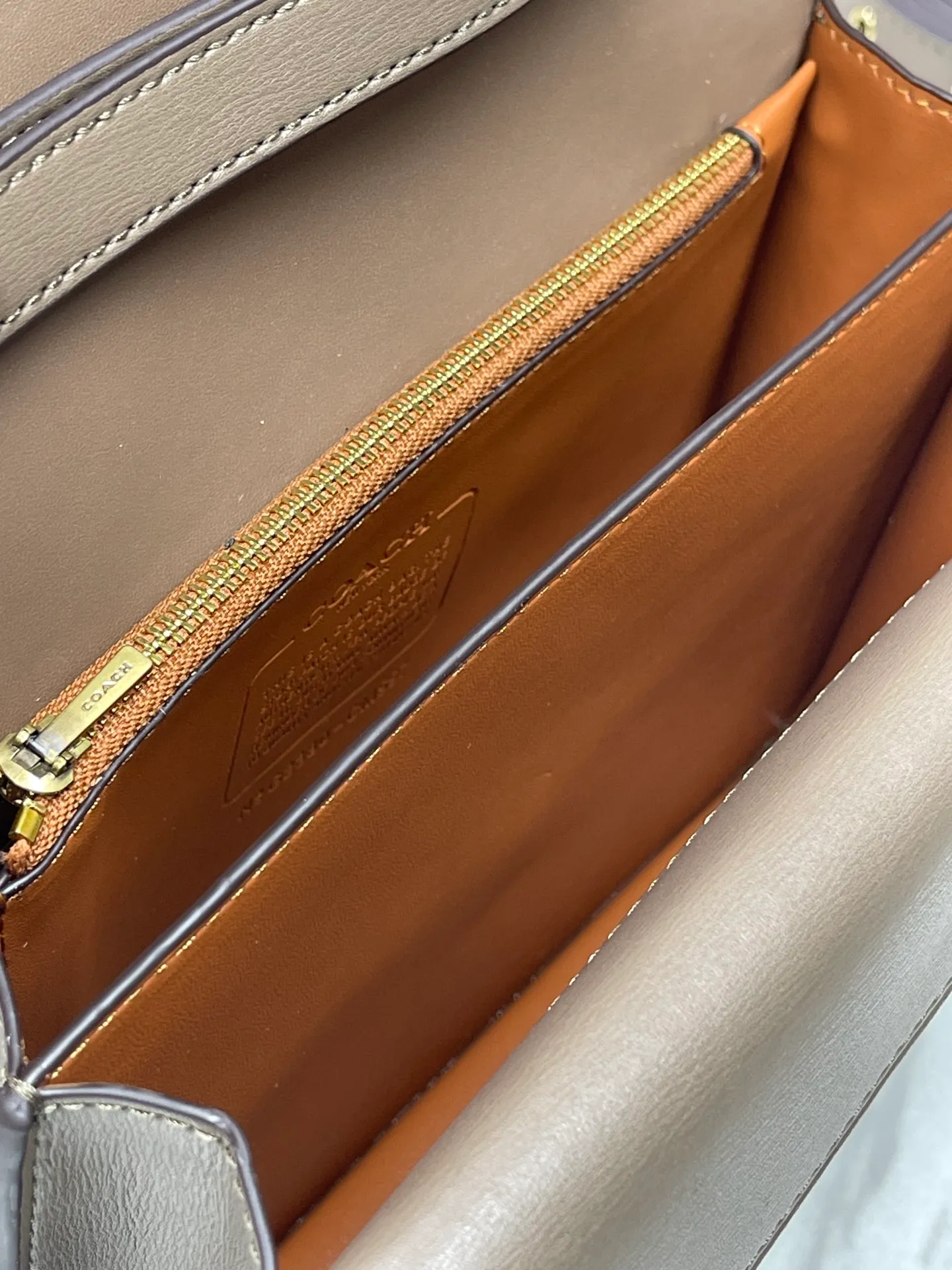 Top original order batch 580💃Coach’s latest crossbody bag💐 model CM587. The shoulder strap design has a full score of 100. The leather detachable shoulder strap is also equipped with a retro old chain + leather shoulder strap. The big brand logo C is particularly obvious. The accordion-style compartment is lined with three large compartments of Napa sheepskin and a zipper compartment. The texture is very good! #coach新的 #chain包 Size 21CM