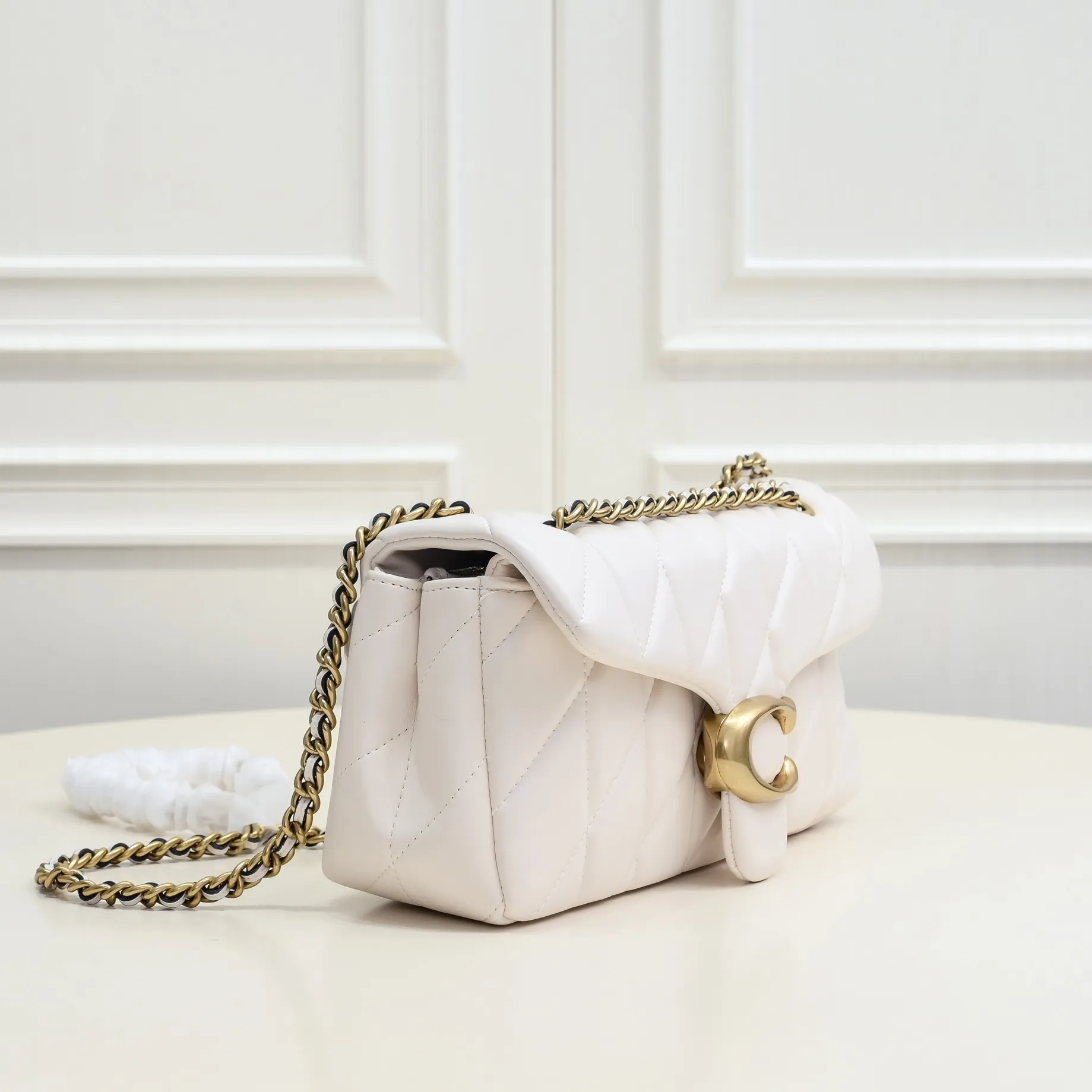 P440 [Top original order] Coach Quilted Tabby 26 with gold buckle, a very popular one, it feels very soft and delicate. It has quilted details and is filled with cotton wool to create a fluffy visual effect. It has a built-in zipper bag and a magnetic button bag. Size:26*18*4cm
