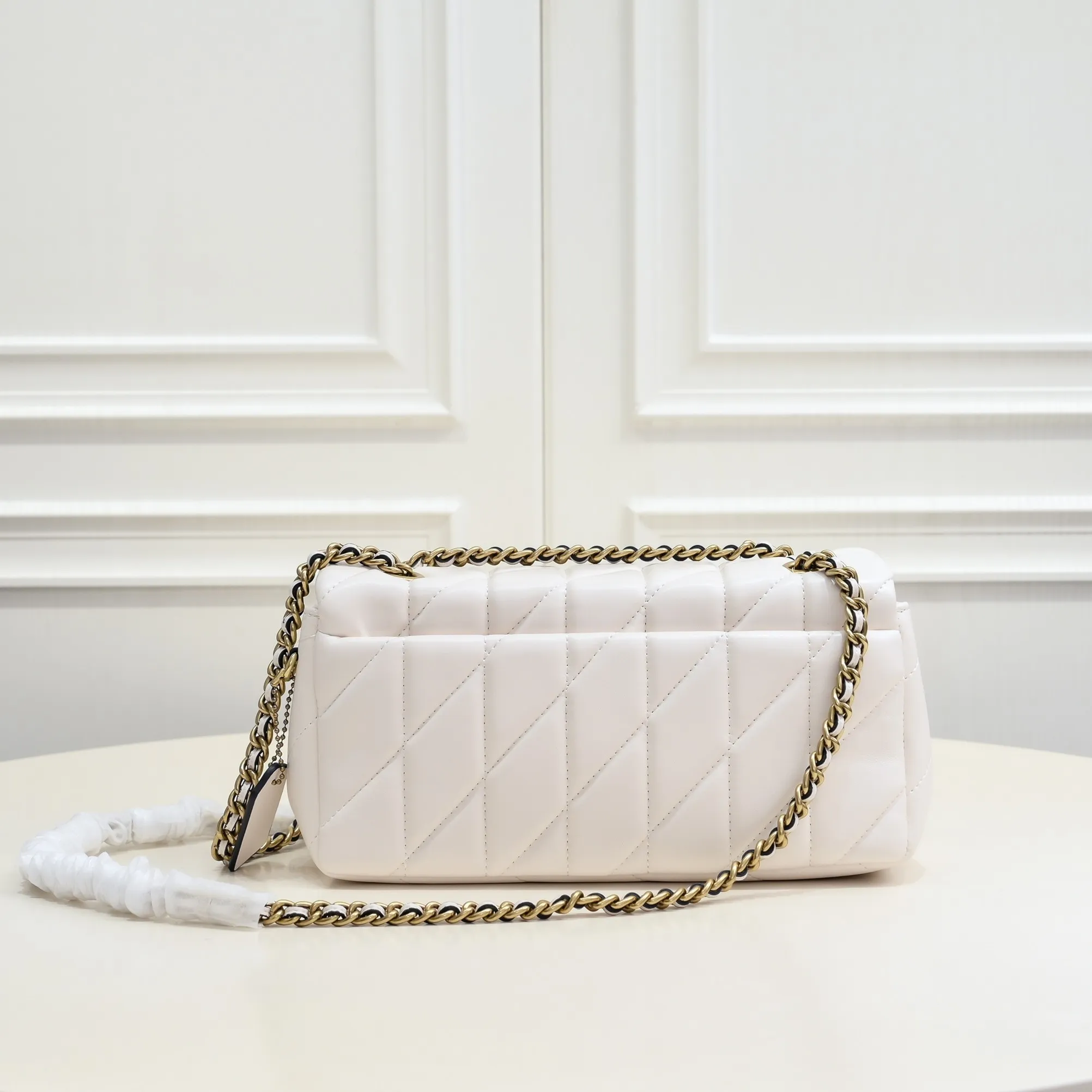 P440 [Top original order] Coach Quilted Tabby 26 with gold buckle, a very popular one, it feels very soft and delicate. It has quilted details and is filled with cotton wool to create a fluffy visual effect. It has a built-in zipper bag and a magnetic button bag. Size:26*18*4cm