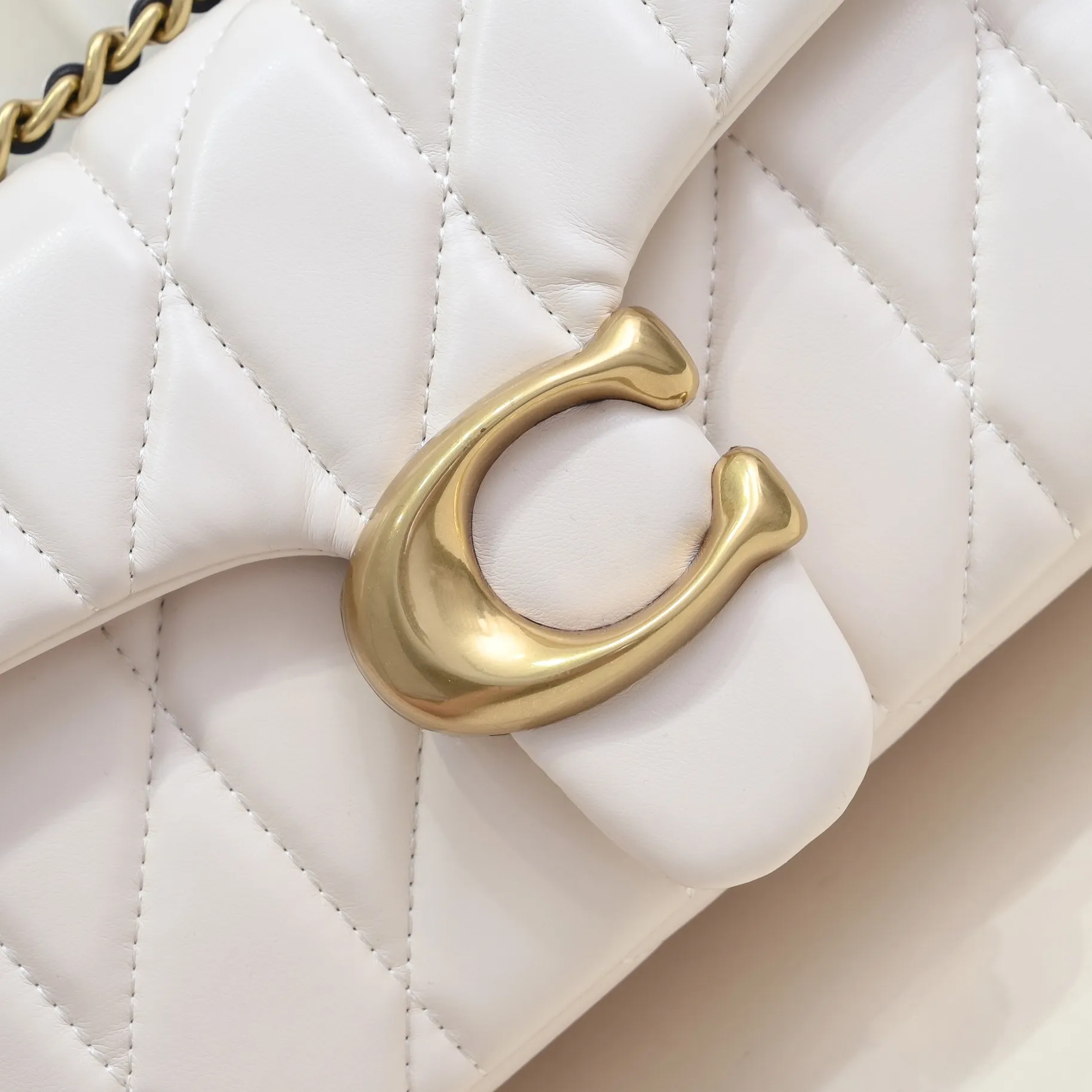 P440 [Top original order] Coach Quilted Tabby 26 with gold buckle, a very popular one, it feels very soft and delicate. It has quilted details and is filled with cotton wool to create a fluffy visual effect. It has a built-in zipper bag and a magnetic button bag. Size:26*18*4cm