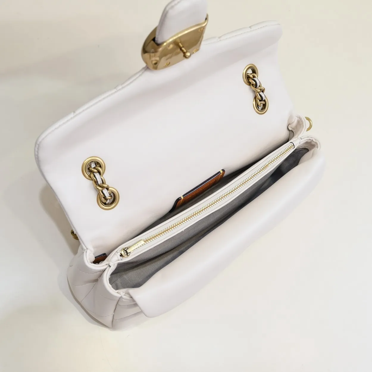 P440 [Top original order] Coach Quilted Tabby 26 with gold buckle, a very popular one, it feels very soft and delicate. It has quilted details and is filled with cotton wool to create a fluffy visual effect. It has a built-in zipper bag and a magnetic button bag. Size:26*18*4cm