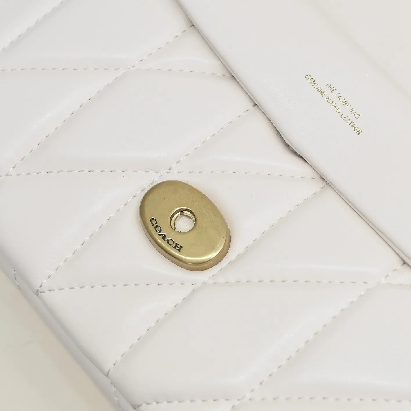 P440 [Top original order] Coach Quilted Tabby 26 with gold buckle, a very popular one, it feels very soft and delicate. It has quilted details and is filled with cotton wool to create a fluffy visual effect. It has a built-in zipper bag and a magnetic button bag. Size:26*18*4cm