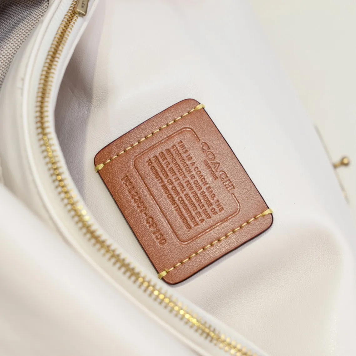 P440 [Top original order] Coach Quilted Tabby 26 with gold buckle, a very popular one, it feels very soft and delicate. It has quilted details and is filled with cotton wool to create a fluffy visual effect. It has a built-in zipper bag and a magnetic button bag. Size:26*18*4cm