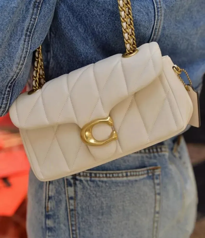 P440 [Top original order] Coach Quilted Tabby 26 with gold buckle, a very popular one, it feels very soft and delicate. It has quilted details and is filled with cotton wool to create a fluffy visual effect. It has a built-in zipper bag and a magnetic button bag. Size:26*18*4cm