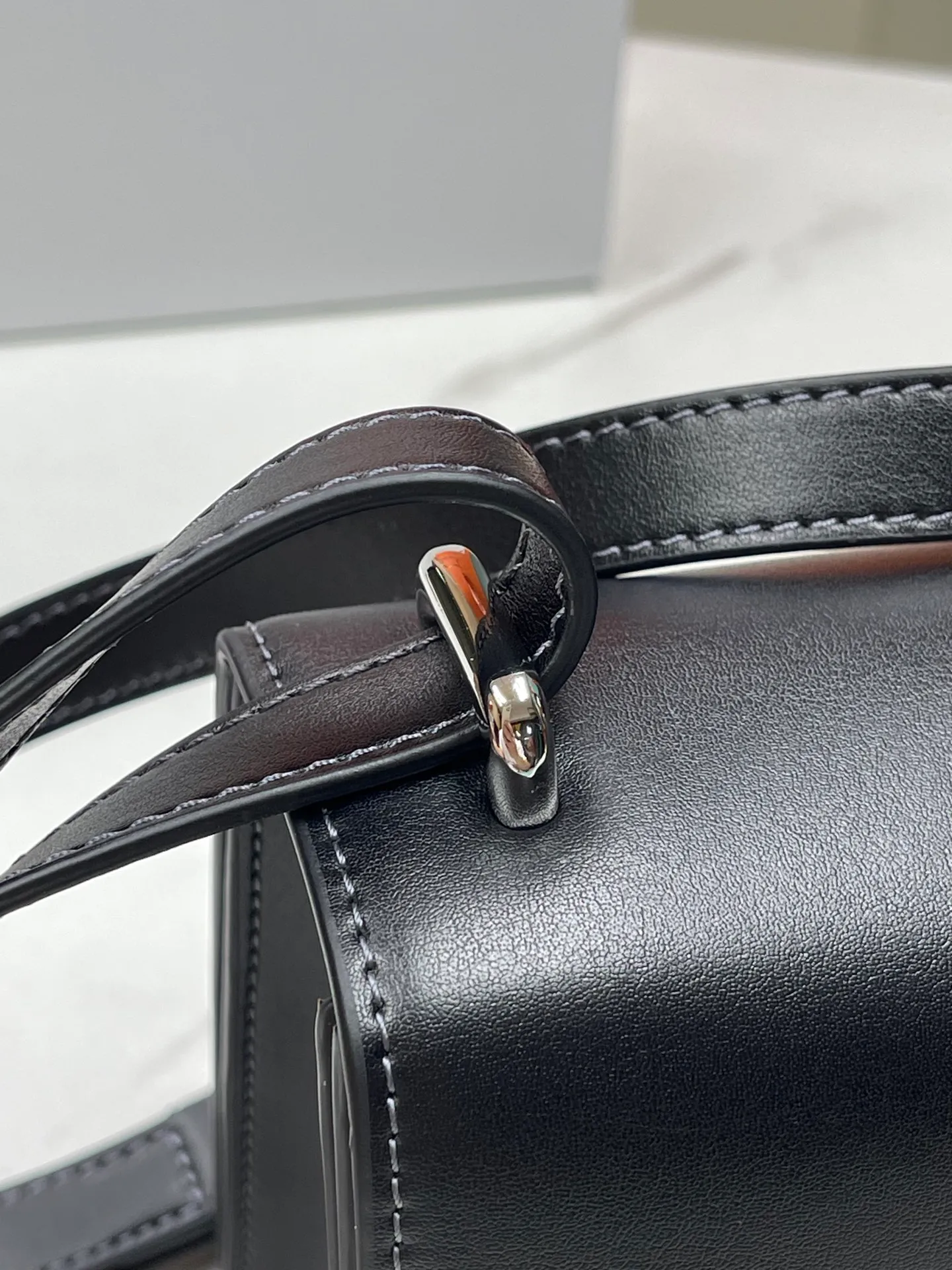 Top original order, batch 470💰coach/new model, latest 9🈷️new product model CM090 Morgan series is here. It is a must-have for gift giving. Exquisite, compact and playful on the upper body. Wear-resistant and scratch-resistant. The built-in compartment can accommodate a variety of personal belongings. Girls don’t have to worry about their belongings when going out. The shoulder strap can be adjusted diagonally or on one shoulder. Super practical. Size 25X16X7.5