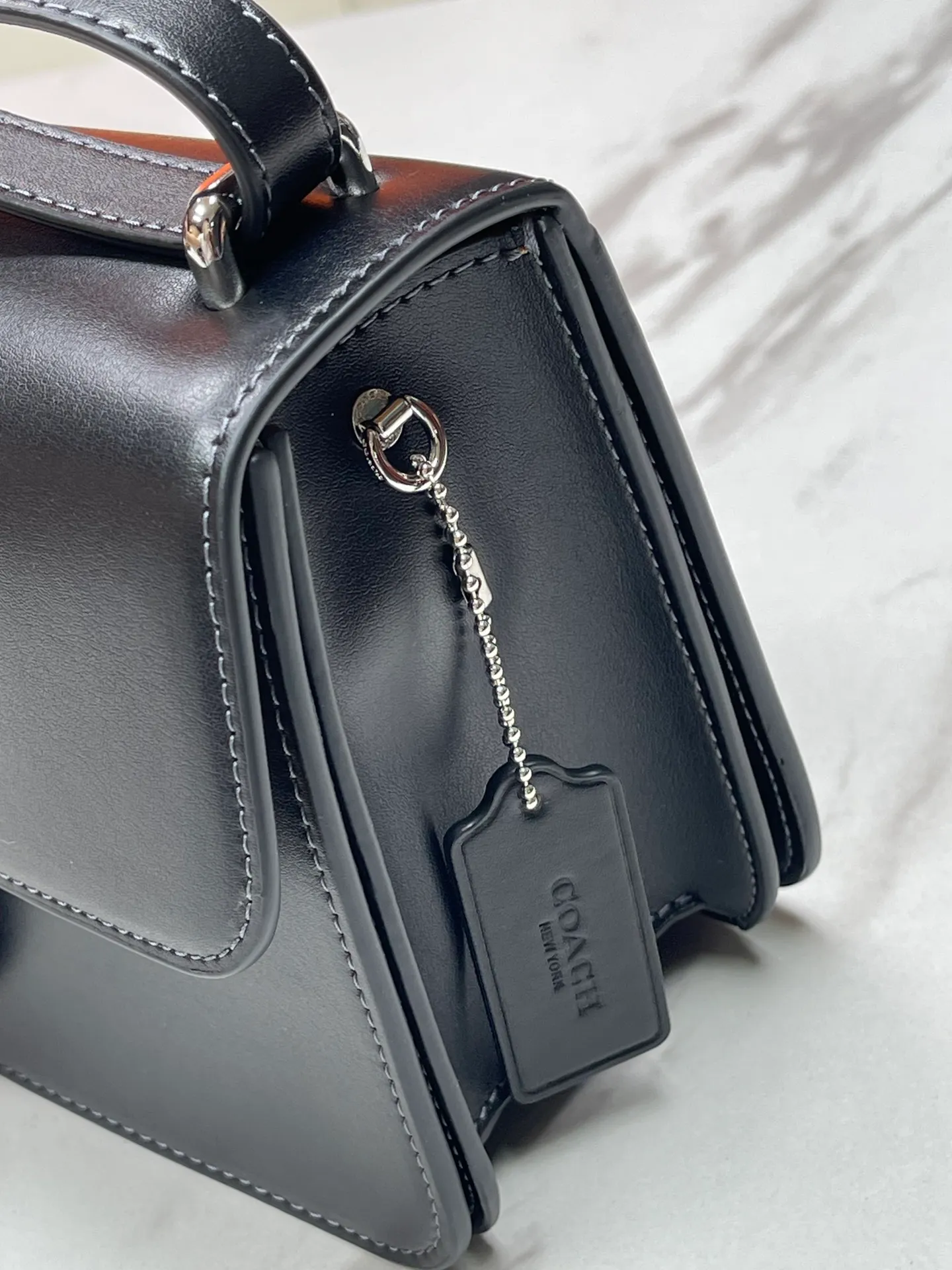 Top original order, batch 470💰coach/new model, latest 9🈷️new product model CM090 Morgan series is here. It is a must-have for gift giving. Exquisite, compact and playful on the upper body. Wear-resistant and scratch-resistant. The built-in compartment can accommodate a variety of personal belongings. Girls don’t have to worry about their belongings when going out. The shoulder strap can be adjusted diagonally or on one shoulder. Super practical. Size 25X16X7.5