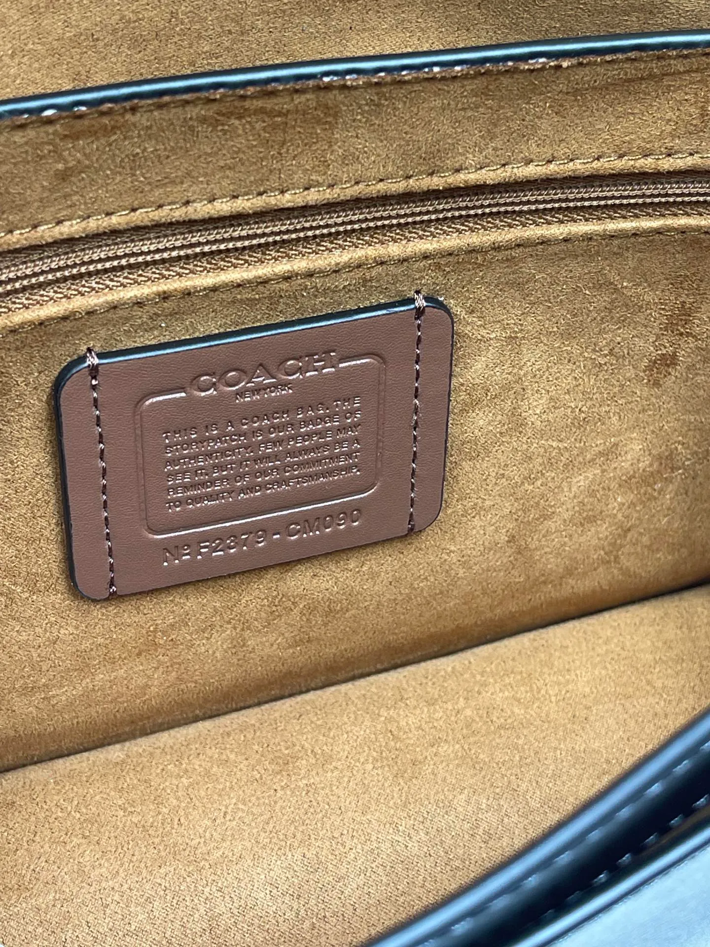 Top original order, batch 470💰coach/new model, latest 9🈷️new product model CM090 Morgan series is here. It is a must-have for gift giving. Exquisite, compact and playful on the upper body. Wear-resistant and scratch-resistant. The built-in compartment can accommodate a variety of personal belongings. Girls don’t have to worry about their belongings when going out. The shoulder strap can be adjusted diagonally or on one shoulder. Super practical. Size 25X16X7.5