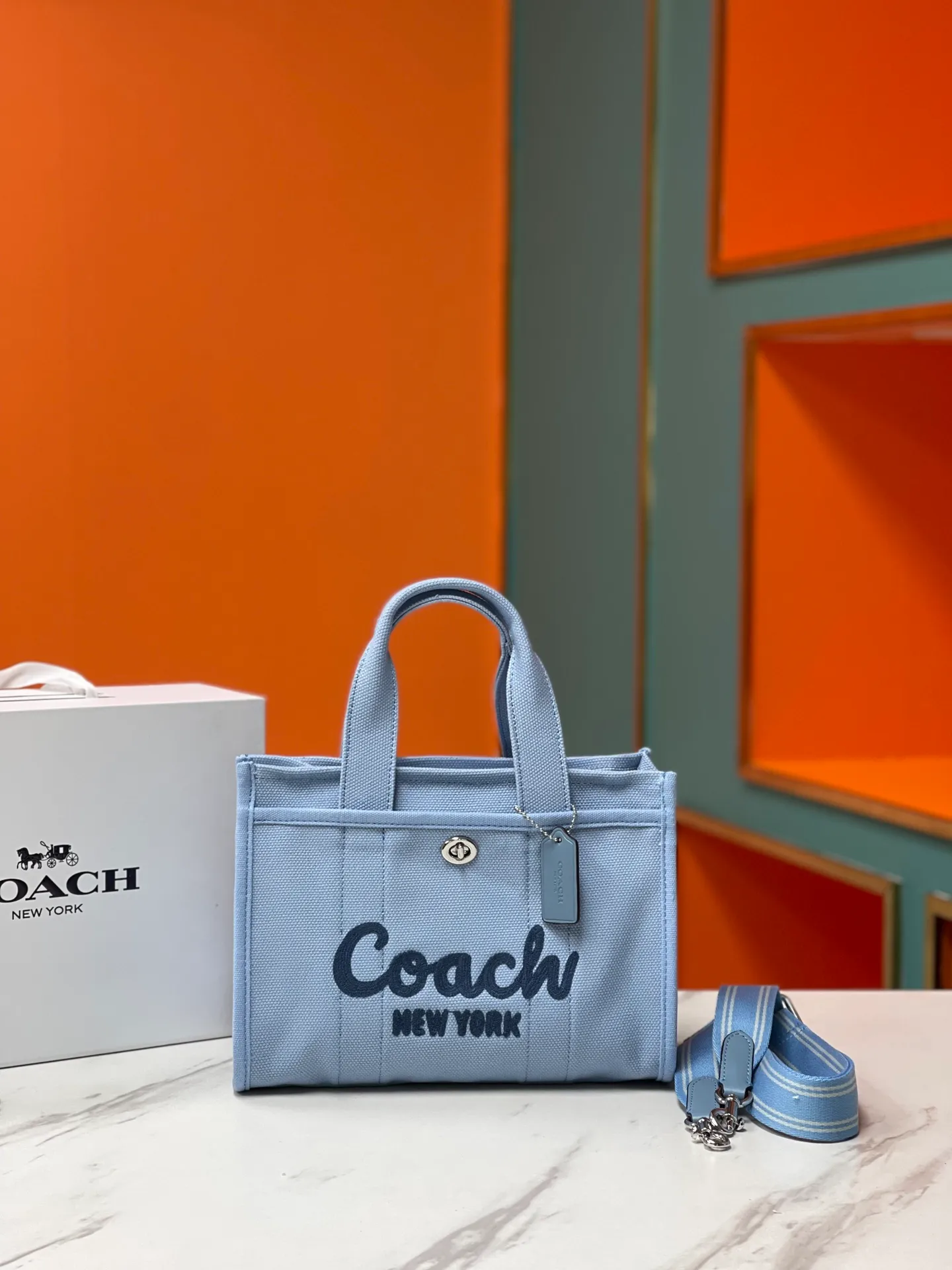 Top original order, batch 460💰Coach’s January new model CP428 cargo tote bag, a must-have for commuting, meets daily needs, exquisite letter embroidery texture, full closed zipper design, very safe √ size 26X19.5X13