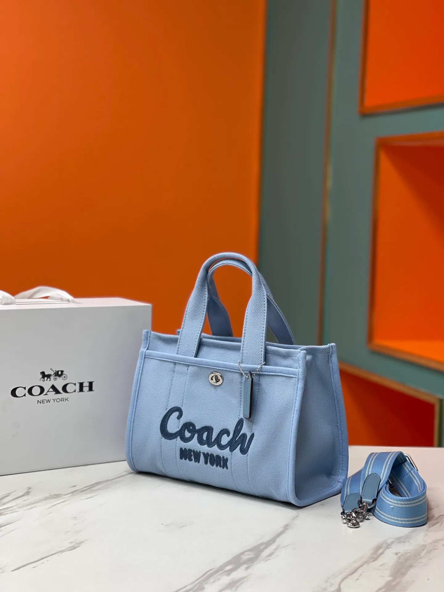 Top original order, batch 460💰Coach’s January new model CP428 cargo tote bag, a must-have for commuting, meets daily needs, exquisite letter embroidery texture, full closed zipper design, very safe √ size 26X19.5X13