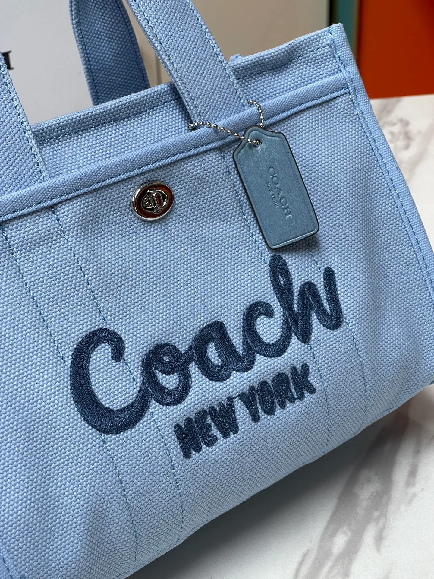 Top original order, batch 460💰Coach’s January new model CP428 cargo tote bag, a must-have for commuting, meets daily needs, exquisite letter embroidery texture, full closed zipper design, very safe √ size 26X19.5X13
