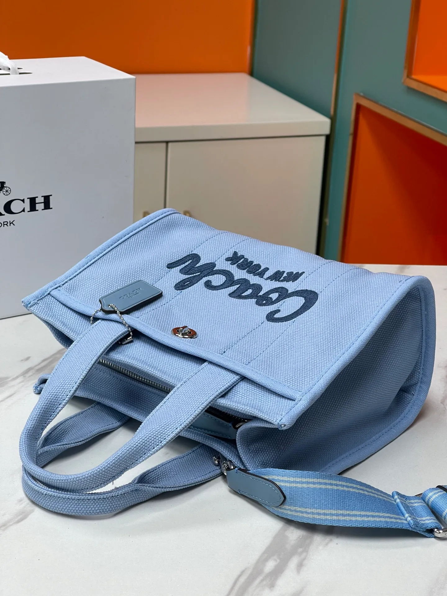 Top original order, batch 460💰Coach’s January new model CP428 cargo tote bag, a must-have for commuting, meets daily needs, exquisite letter embroidery texture, full closed zipper design, very safe √ size 26X19.5X13