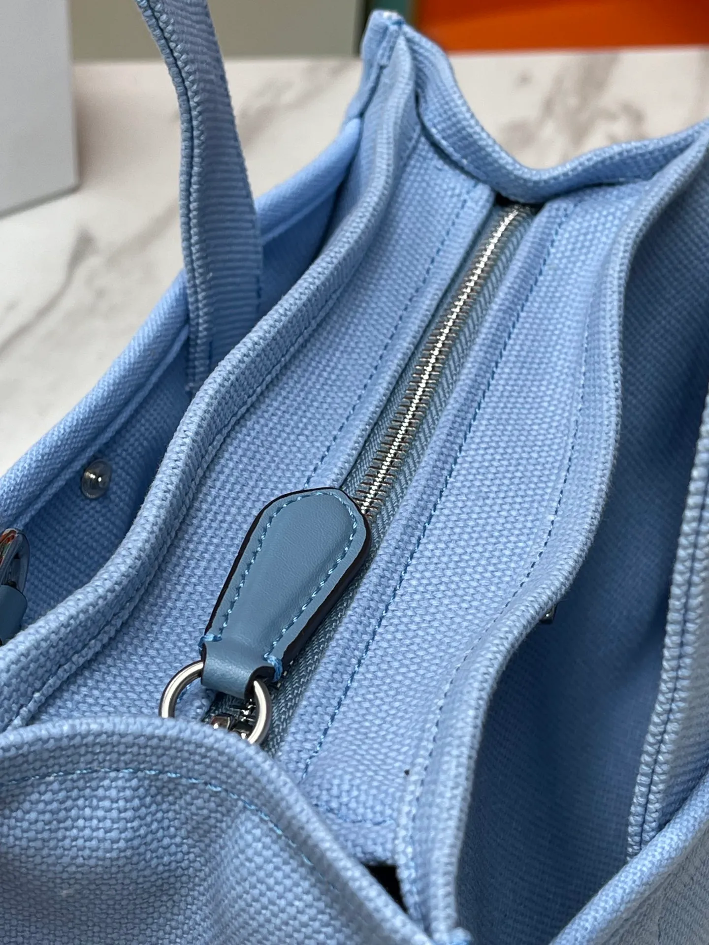 Top original order, batch 460💰Coach’s January new model CP428 cargo tote bag, a must-have for commuting, meets daily needs, exquisite letter embroidery texture, full closed zipper design, very safe √ size 26X19.5X13