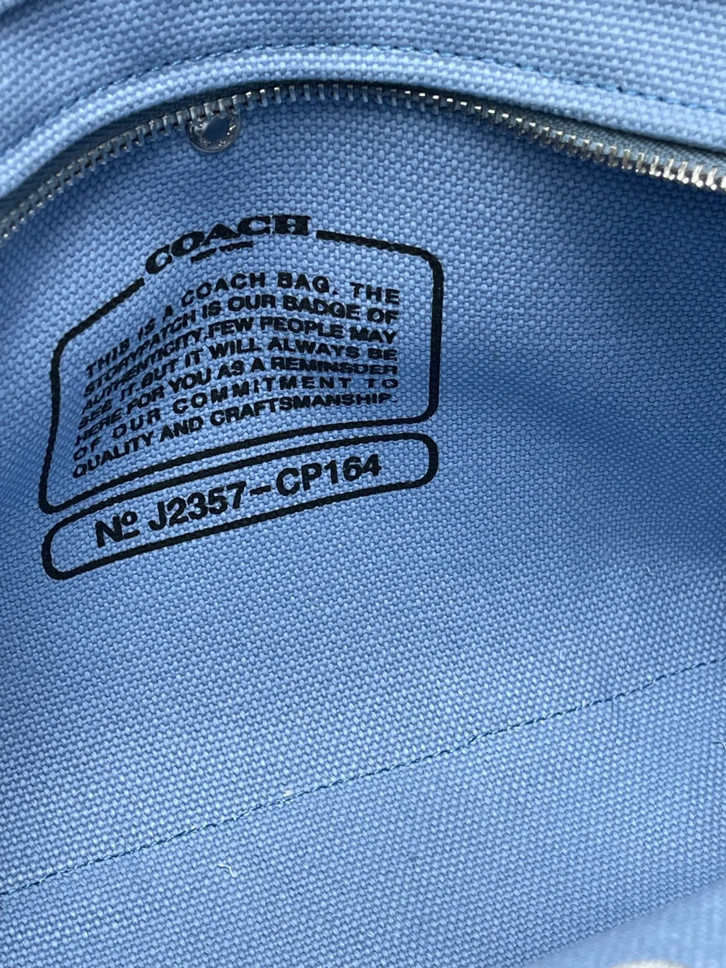 Top original order, batch 460💰Coach’s January new model CP428 cargo tote bag, a must-have for commuting, meets daily needs, exquisite letter embroidery texture, full closed zipper design, very safe √ size 26X19.5X13
