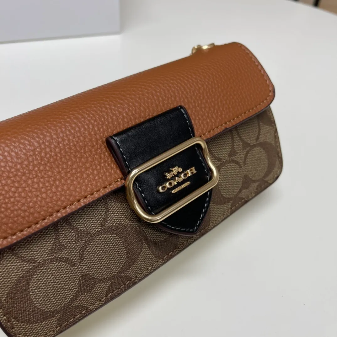 Top original order, batch 420💰New chain bag model CF475 presbyopia brown Morgan series small chain crossbody. My favorite small and portable chain bag. It is enough to carry small things when going out, and there is no problem with mobile phones. Matching: This version and this color match, it can be matched with anything. It is a versatile style! You can’t go wrong with anything. Small and cute. Chain: This is a chain shoulder strap, which can be changed at will, either long and cross-body, or short on the side. You can also use it as an evening bag without the shoulder strap. It’s so beautiful and versatile ~ Size: 20*10*4.5.