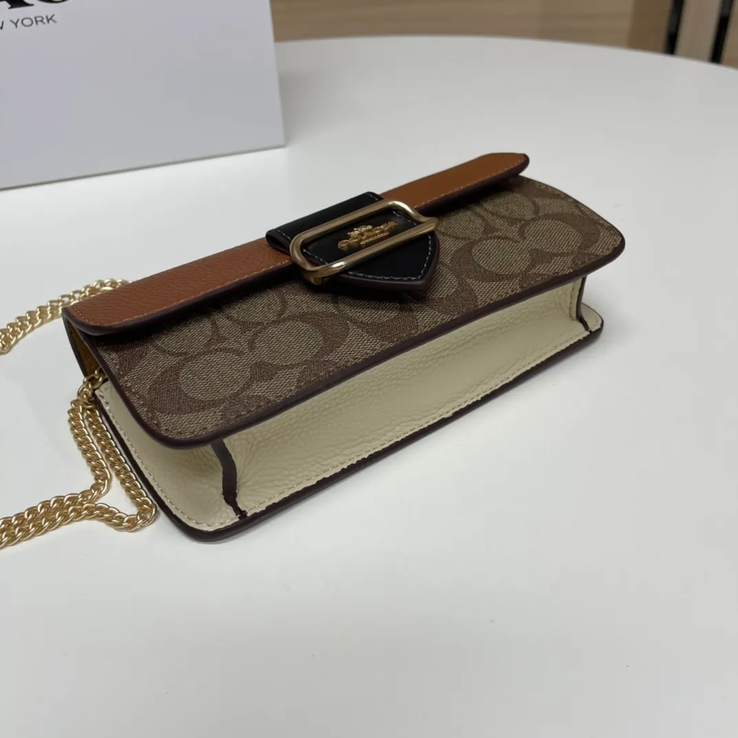 Top original order, batch 420💰New chain bag model CF475 presbyopia brown Morgan series small chain crossbody. My favorite small and portable chain bag. It is enough to carry small things when going out, and there is no problem with mobile phones. Matching: This version and this color match, it can be matched with anything. It is a versatile style! You can’t go wrong with anything. Small and cute. Chain: This is a chain shoulder strap, which can be changed at will, either long and cross-body, or short on the side. You can also use it as an evening bag without the shoulder strap. It’s so beautiful and versatile ~ Size: 20*10*4.5.